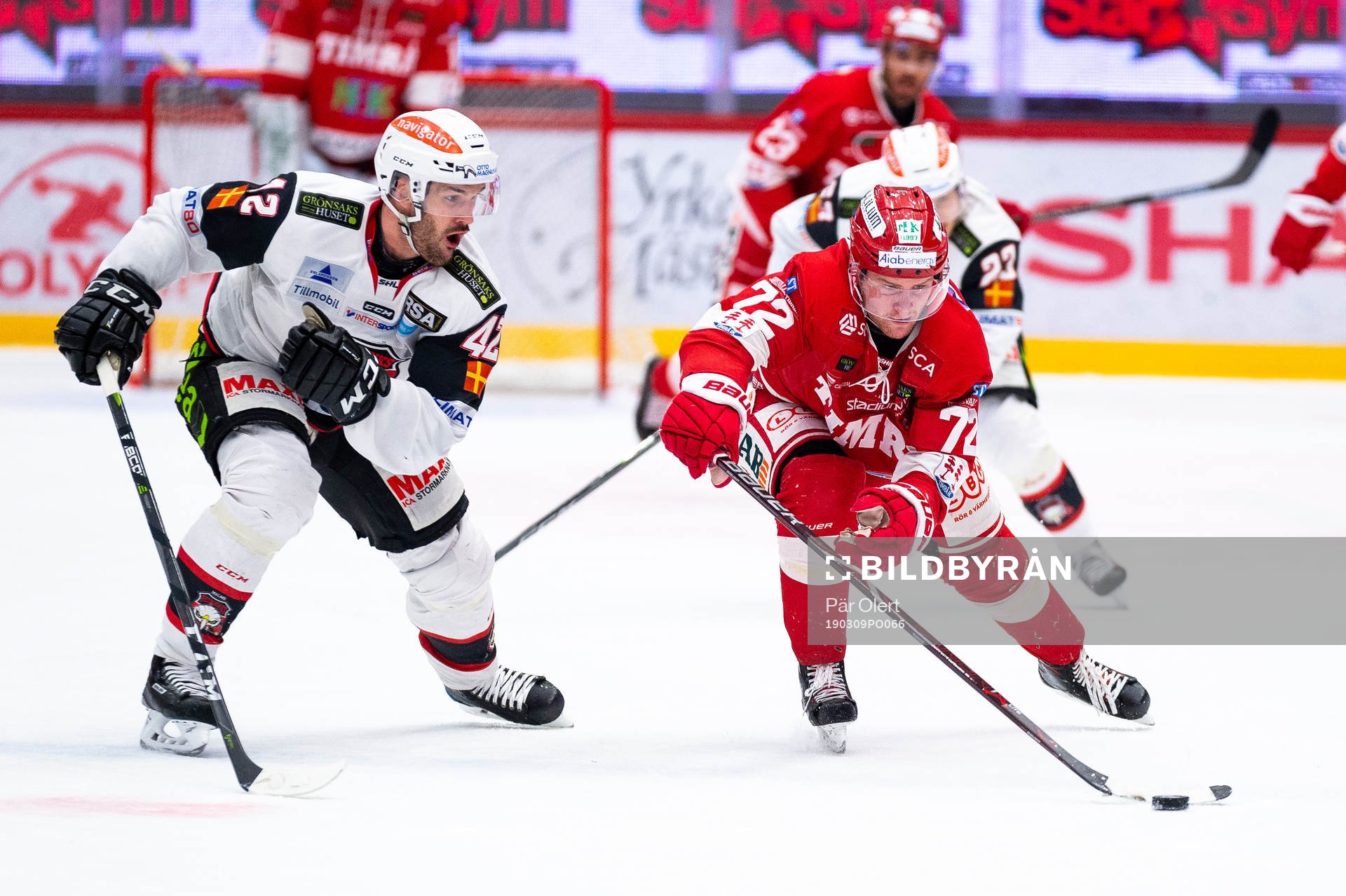 Malmö Redhawks Niklas Arell och Timrås Sebastian Ohlsson
