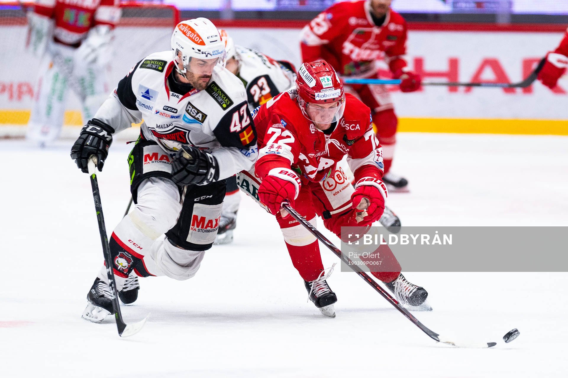 Malmö Redhawks Niklas Arell och Timrås Sebastian Ohlsson