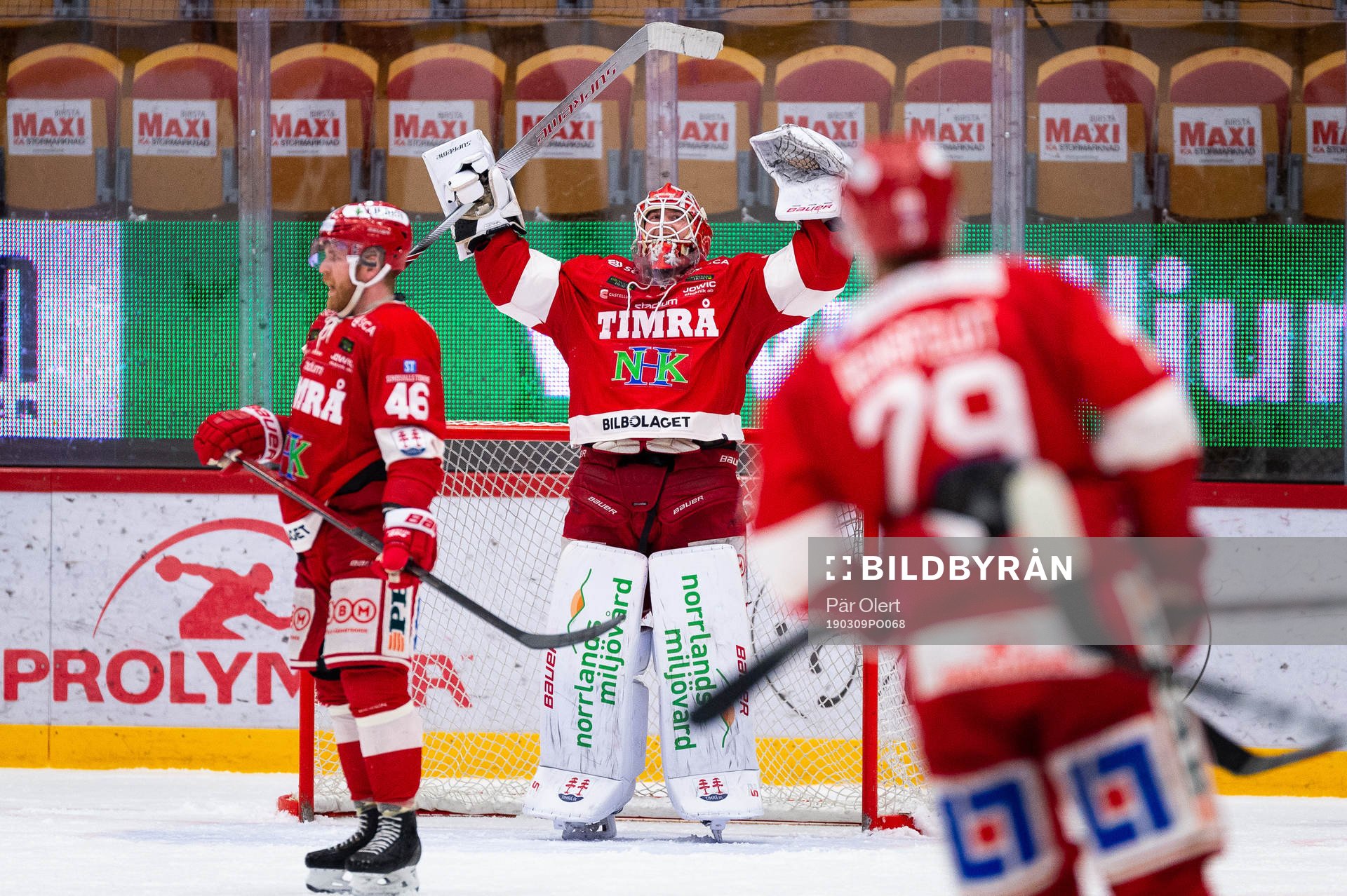 Timrås målvakt Victor Brattström jublar