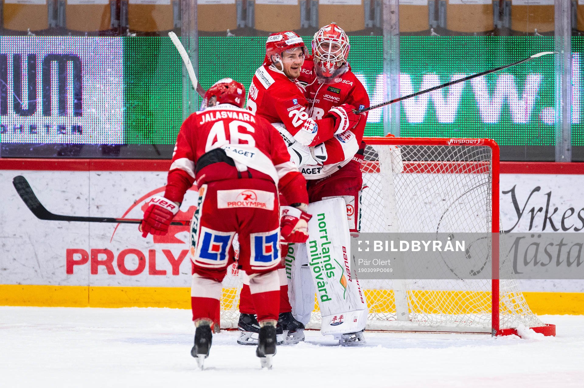 Timrås Hampus Larsson och målvakt Victor Brattström