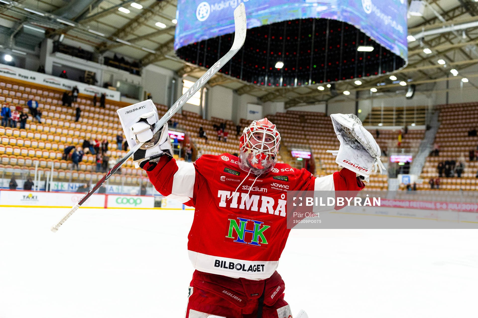 Timrås målvakt Victor Brattström jublar