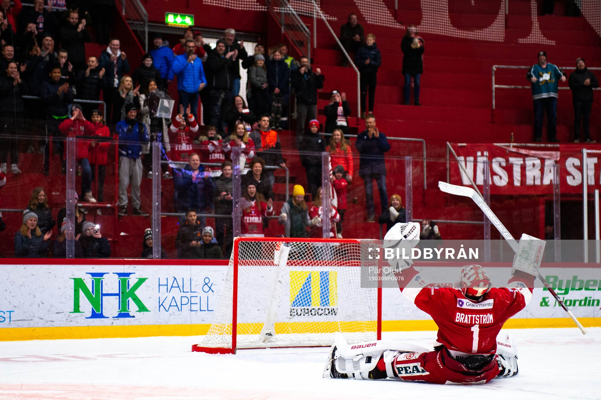 Timrås målvakt Victor Brattström jublar mot supportrar
