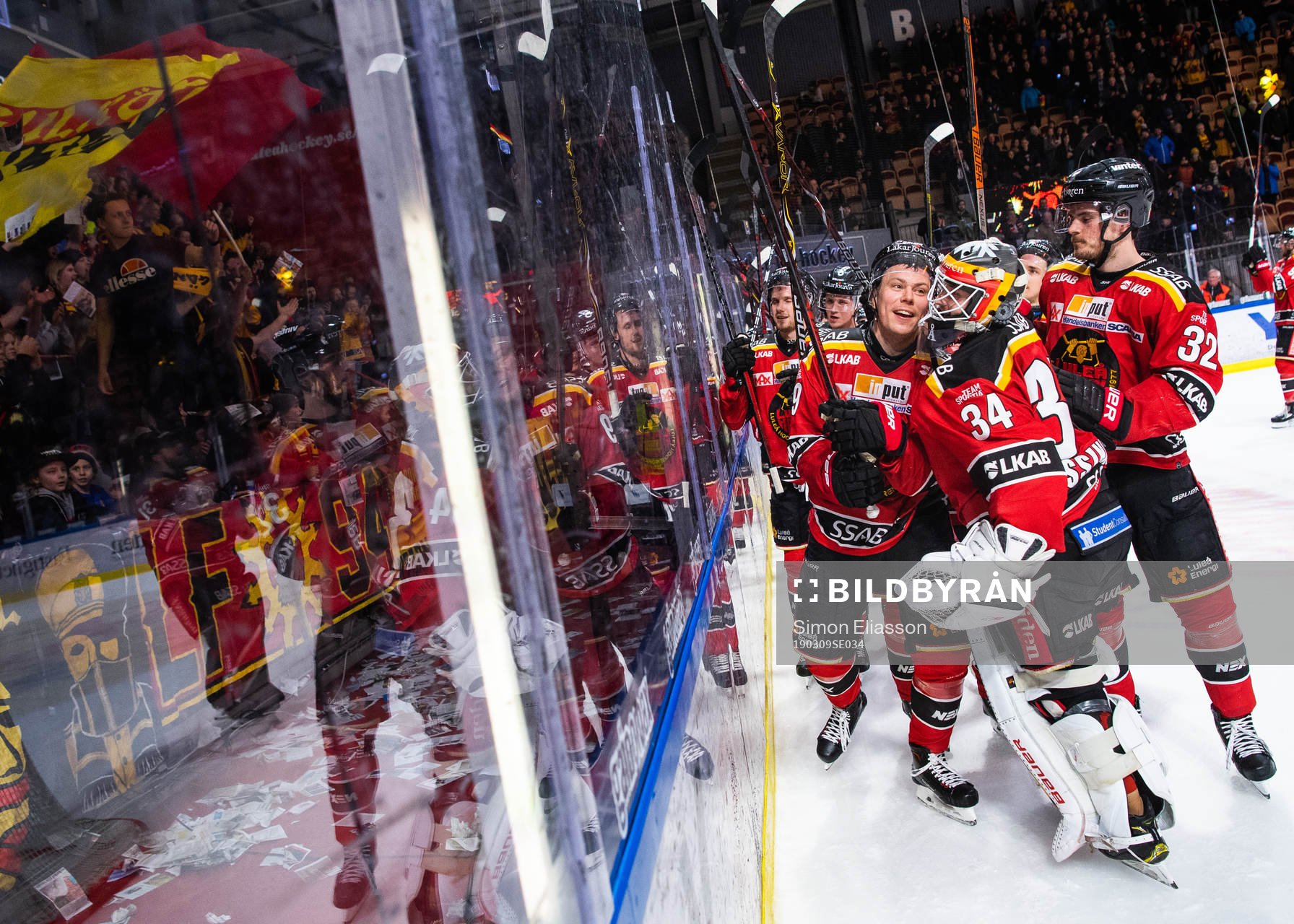 Luleås Jack Connolly och målvakt Joel Lassinantti jublar