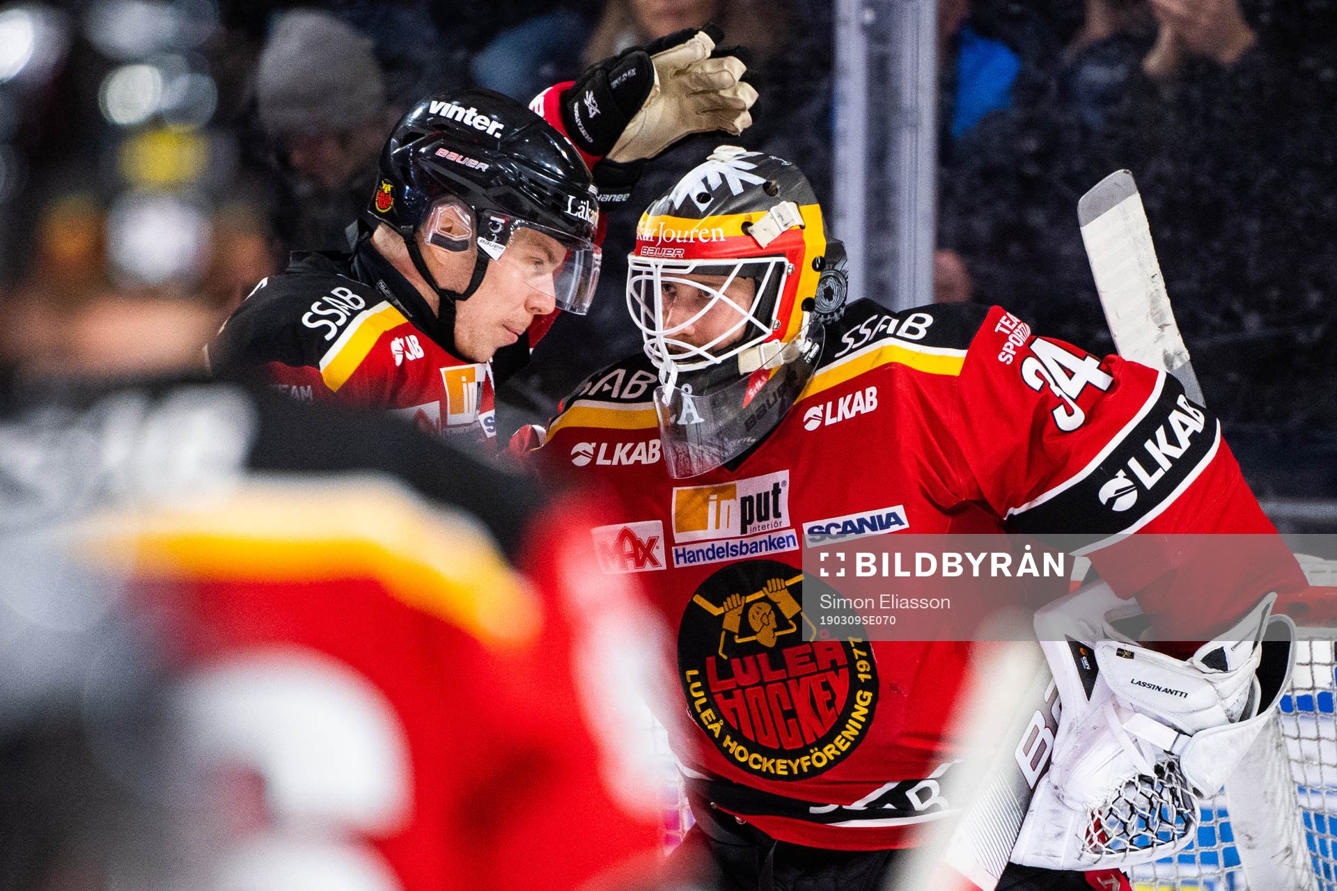 Luleås Erik Gustafsson och målvakt Joel Lassinantti jublar