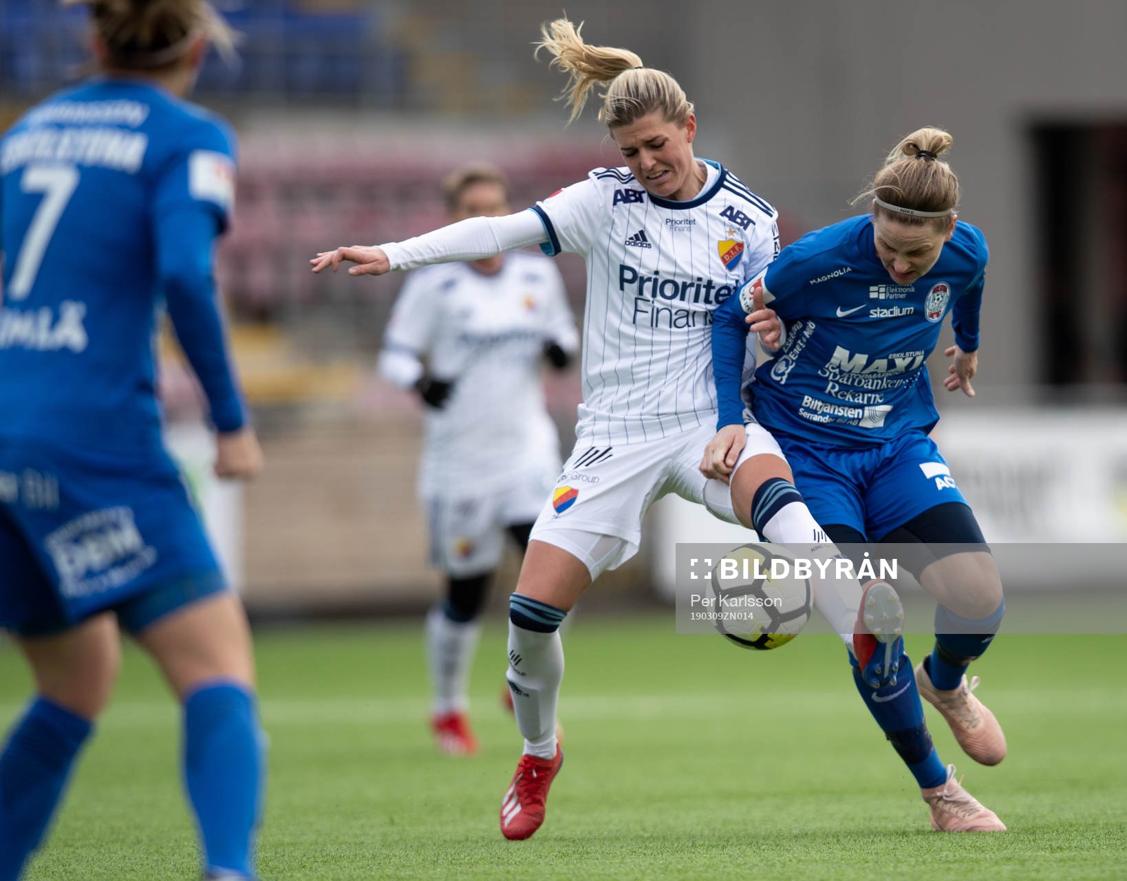 Djurgårdens Olivia Schough i en duell med Eskilstunas Lisa Dahlkvist under fotbollsmatchen i Svenska Cupen för damer mellan Eskilstuna United och Djurgården den 9 mars i Eskilstuna.
