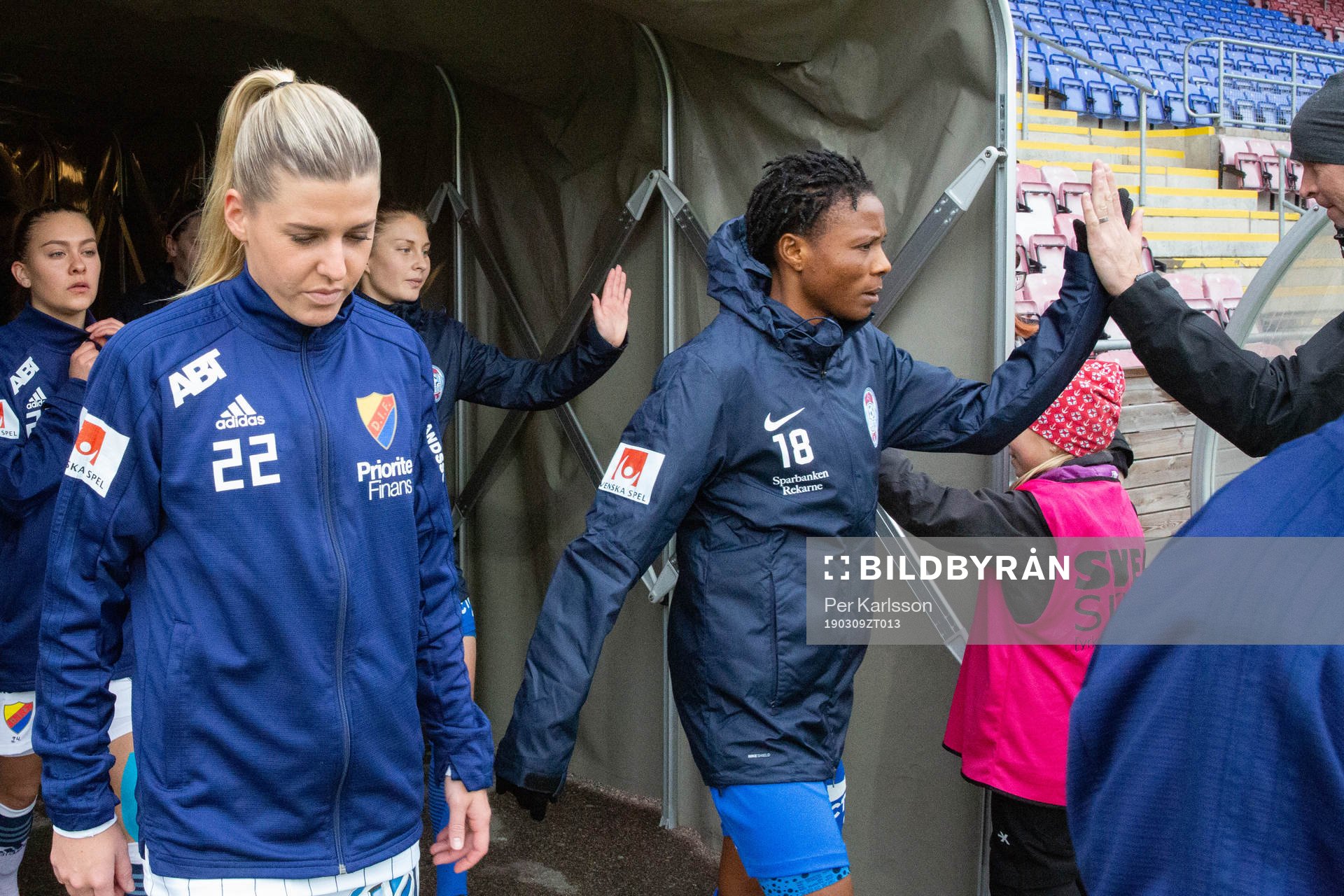 Djurgårdens Olivia Schough och Eskilstunas Ayinde Halimatu