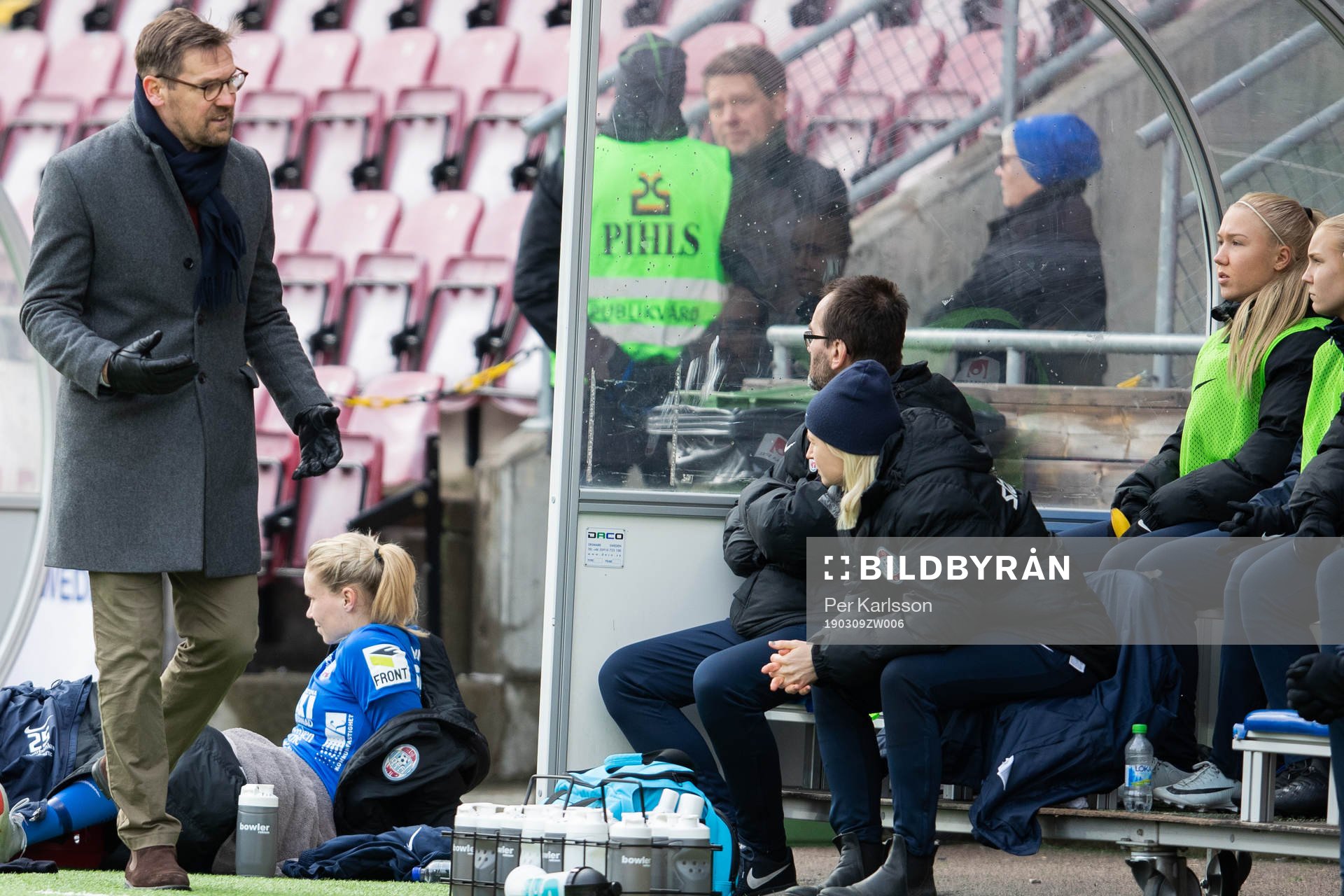 Eskilstunas tränare Magnus Karlsson i samspråk med bänken