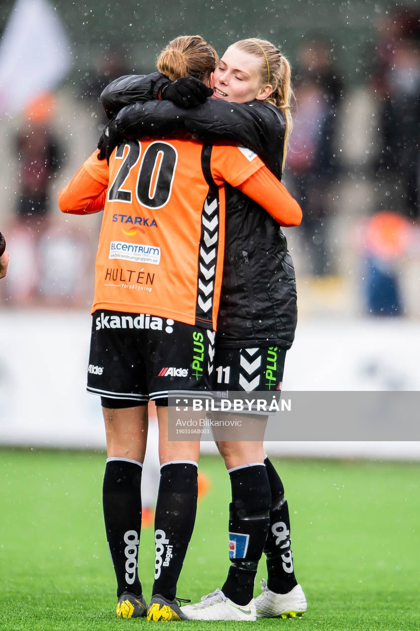 Kristianstads Mia Carlsson och Sofia Hagman jublar