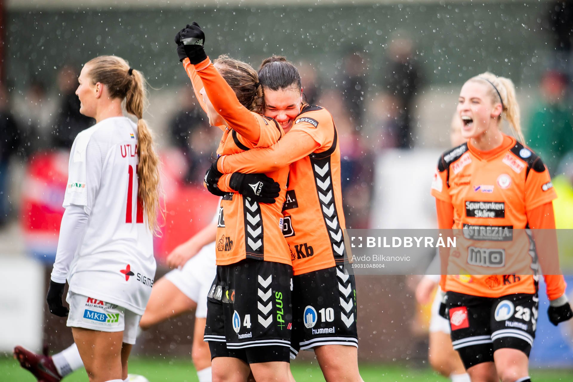 Kristianstads Therese Ivarsson och My Linderholm jublar efter slutsignalen under fotbollsmatchen i Svenska Cupen mellan Rosengård och Kristianstad den 10 mars 2019 i Malmö.