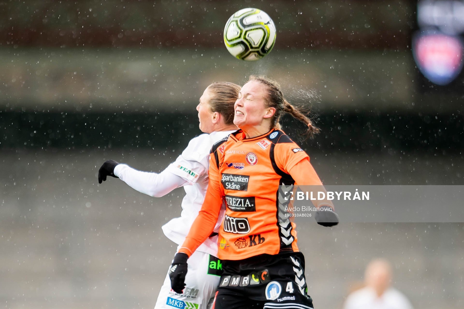 Rosengårds Lisa-Marie Utland och Kristianstads Therese Ivarsson i nickduell under fotbollsmatchen i Svenska Cupen mellan Rosengård och Kristianstad den 10 mars 2019 i Malmö.