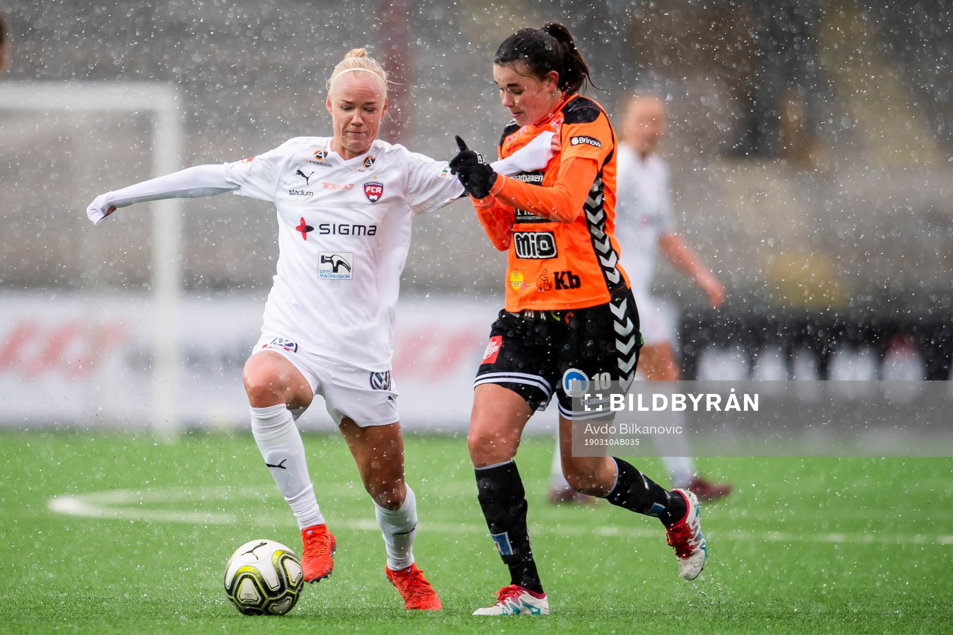 Rosengårds Caroline Seger och Kristianstads My Linderholm under fotbollsmatchen i Svenska Cupen mellan Rosengård och Kristianstad den 10 mars 2019 i Malmö.