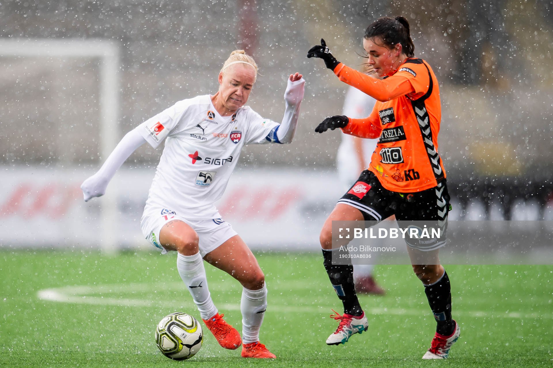 Rosengårds Caroline Seger och Kristianstads My Linderholm under fotbollsmatchen i Svenska Cupen mellan Rosengård och Kristianstad den 10 mars 2019 i Malmö.