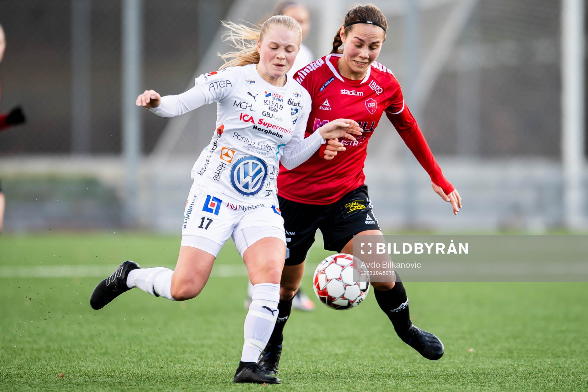 Kalmars Wilma Finnman och Limhamn Bunkeflos Elisa Lang Nilsson under fotbollsmatchen i Svenska Cupen mellan Limhamn Bunkeflo och Kalmar den 10 mars 2019 i Malmö.