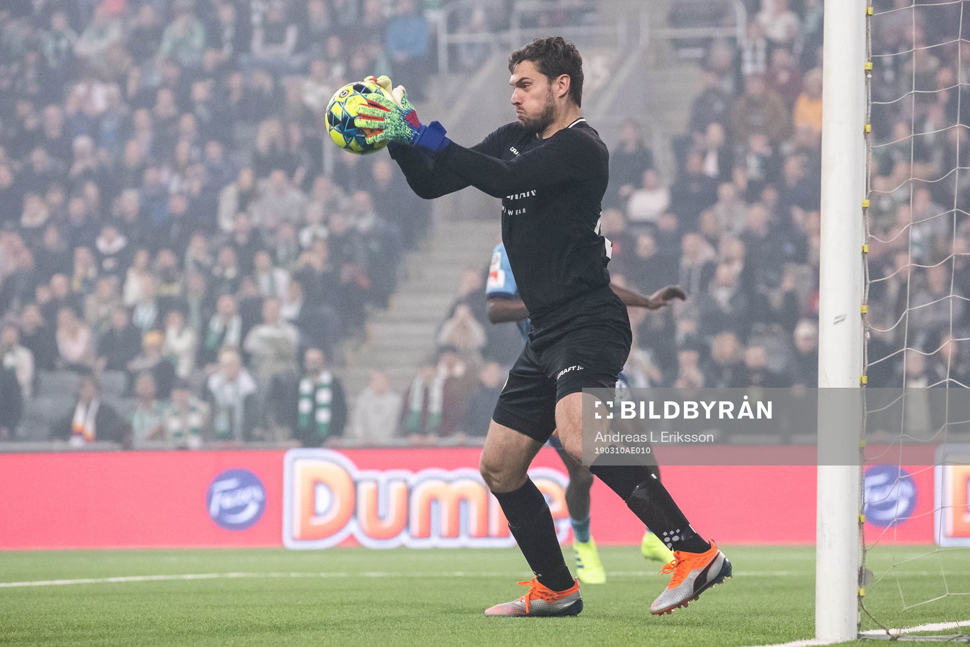 Hammarbys målvakt Davor Blazevic räddar