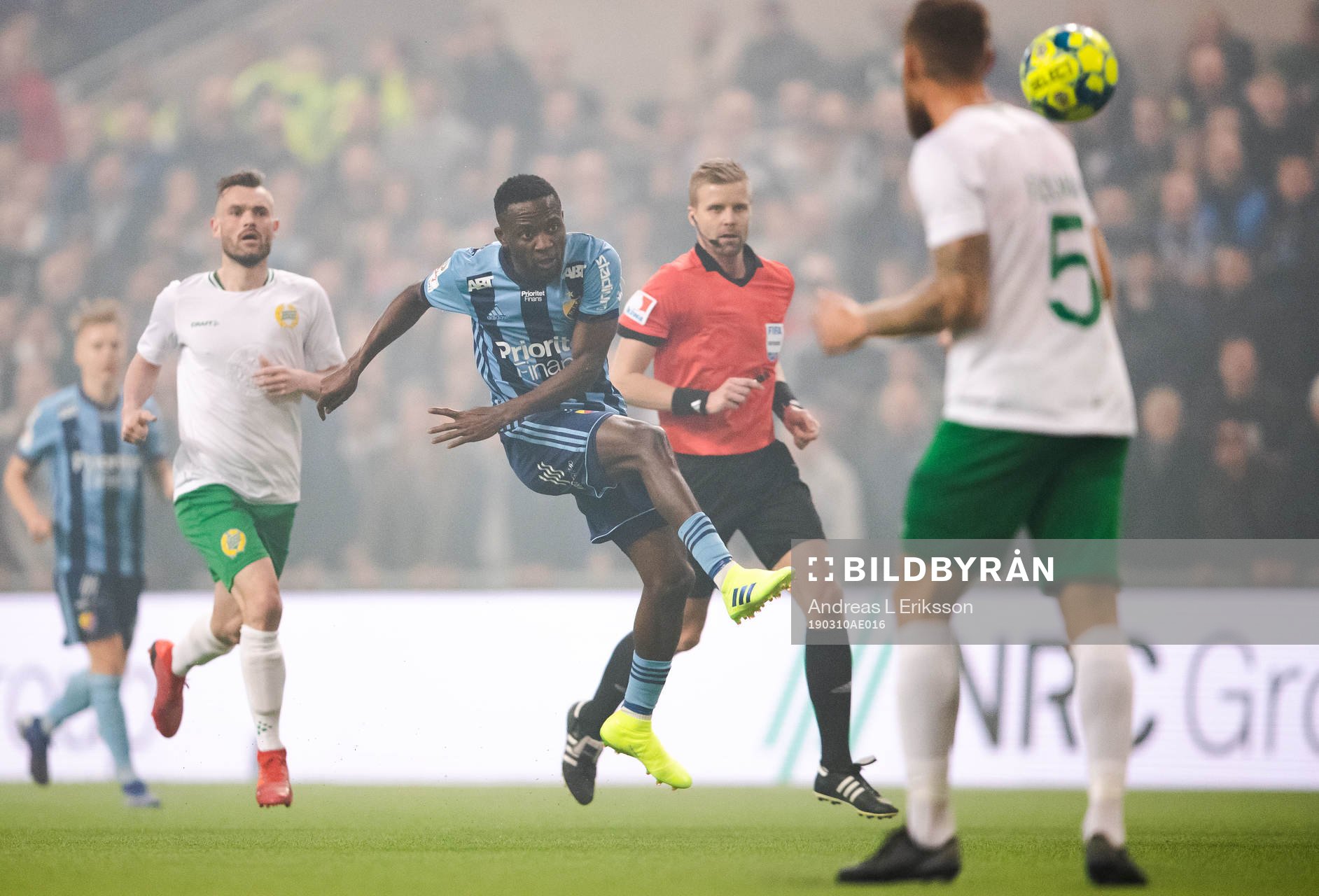 Djurgårdens Mohamed Buya Turay med ett skott