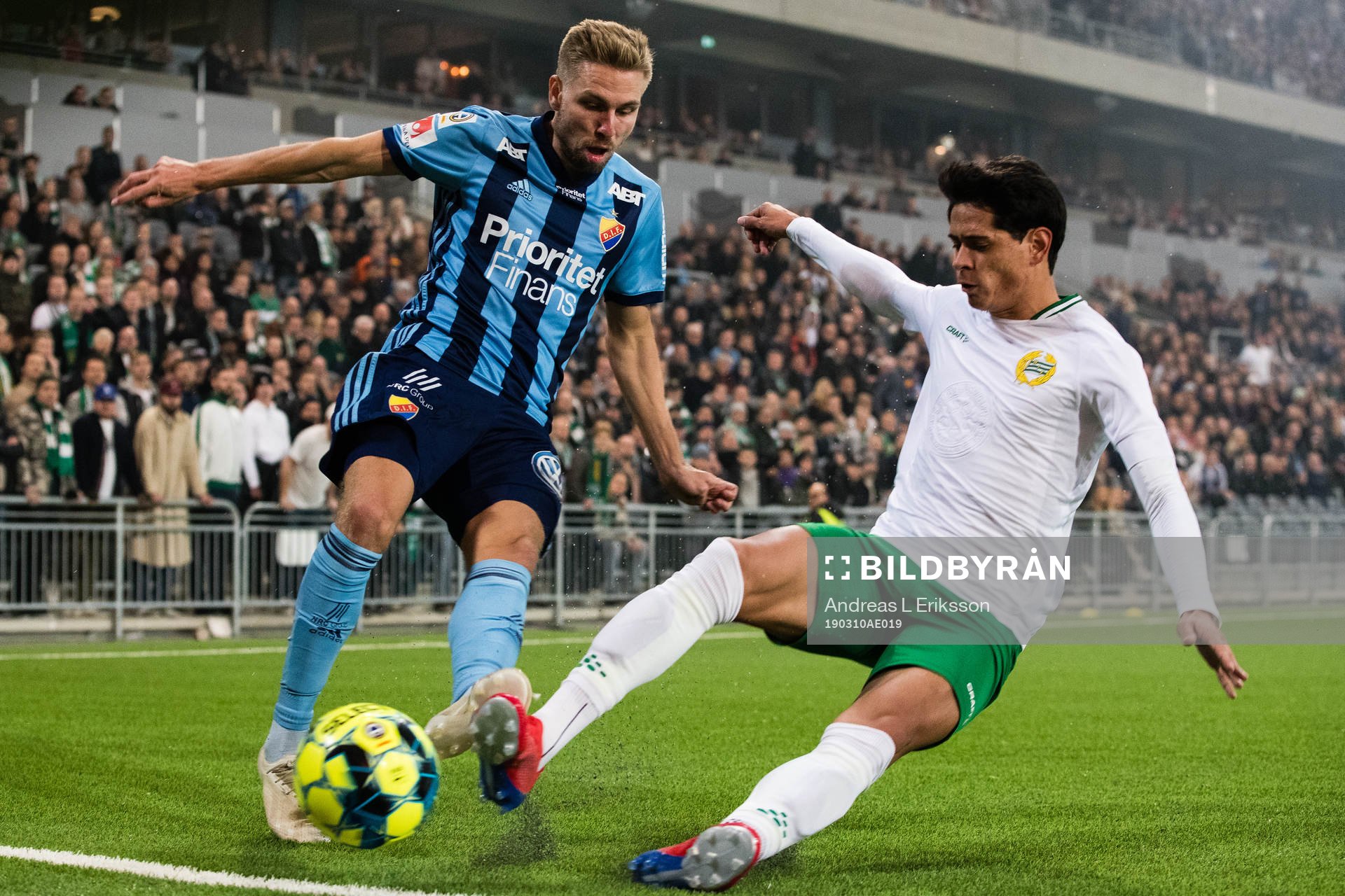 Djurgårdens Jonathan Ring i kamp om bollen med Hammarbys