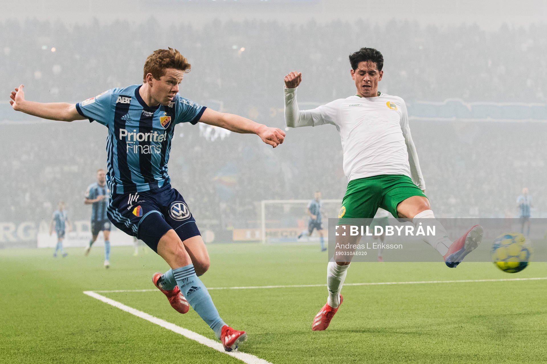 Djurgårdens Aslak Witry med ett inlägg förbi Hammarbys