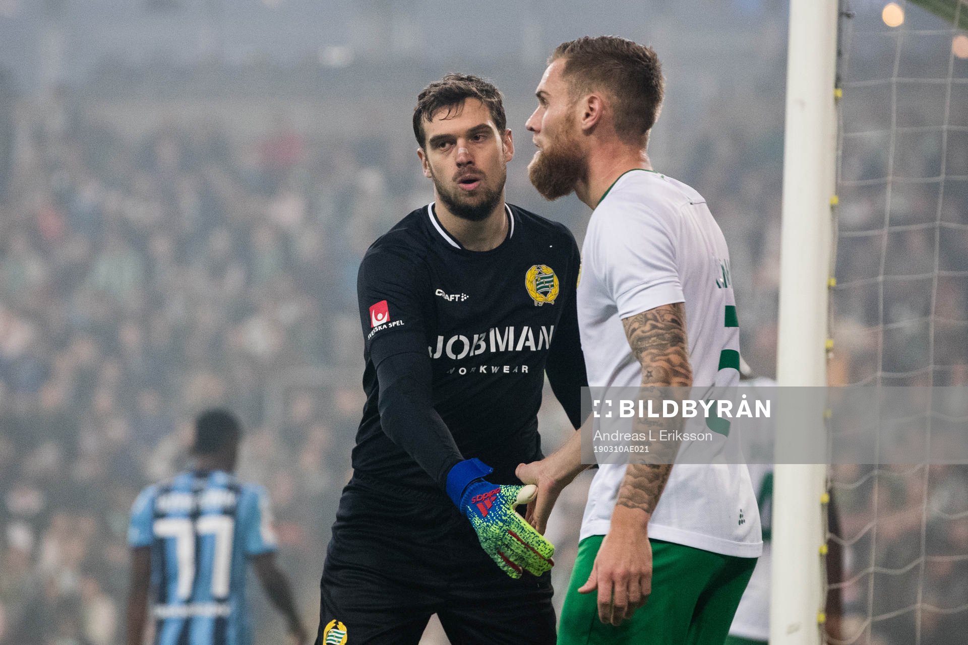 Hammarbys Davor Blazevic och David Fällman peppar varandra under kvartsfinalen i Svenska Cupen mellan Djurgården och Hammarby den 10 mars 2019 i Stockholm.