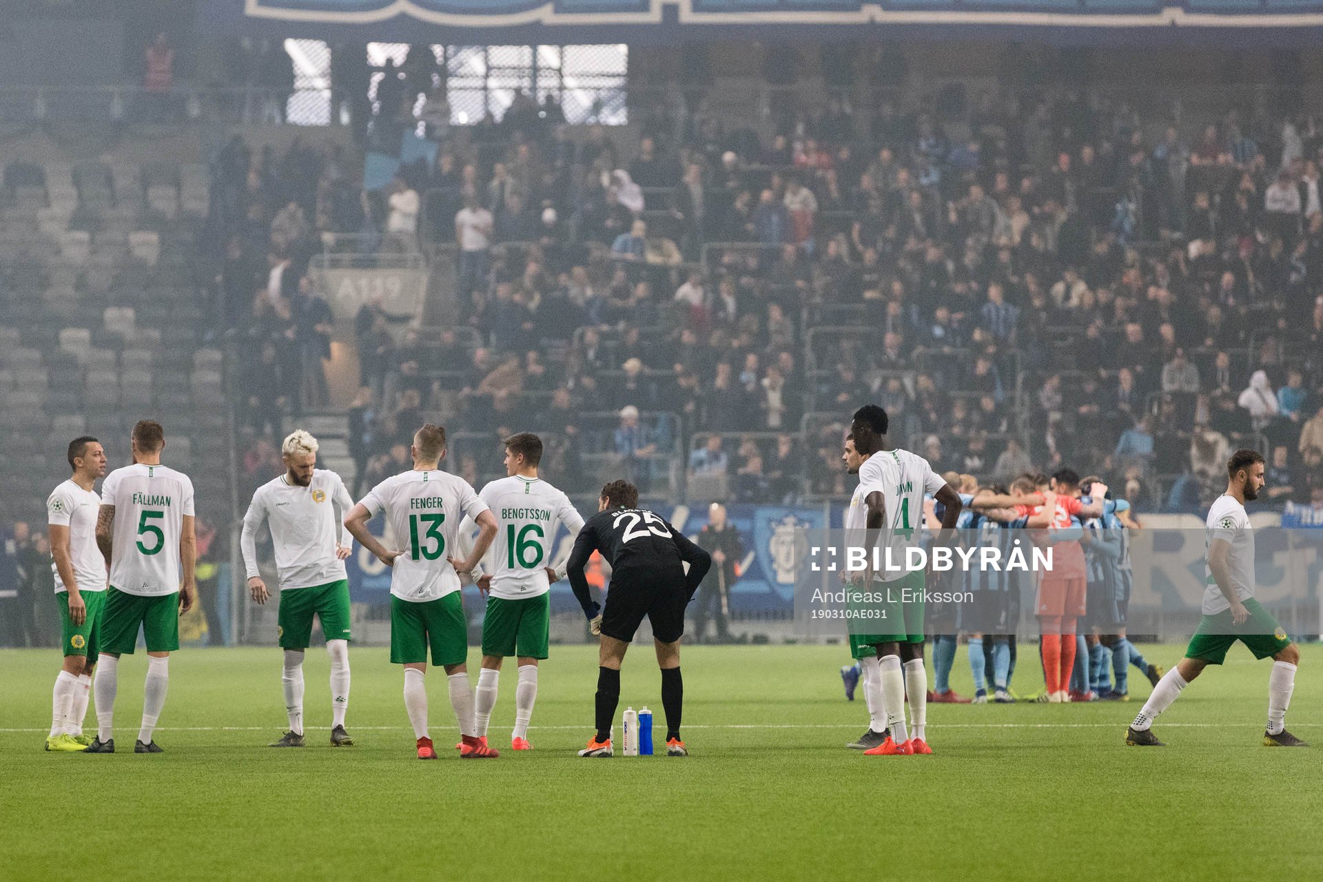 Hammarbys och Djurgårdens spelare förbereder sig för