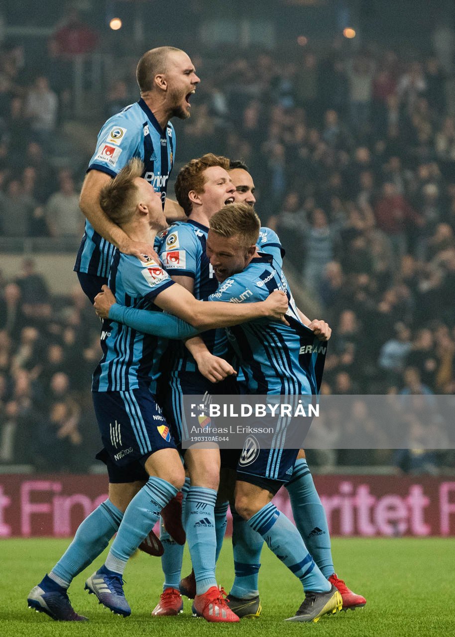 Djurgårdens Aslak Witry (m) jublar tillsammans med Marcus Danielson, Elliot Käck och Nicklas Bärkroth efter att ha slagit in avgörande straffen under kvartsfinalen i Svenska Cupen mellan Djurgården och Hammarby den 10 mars 2019 i Stockholm.