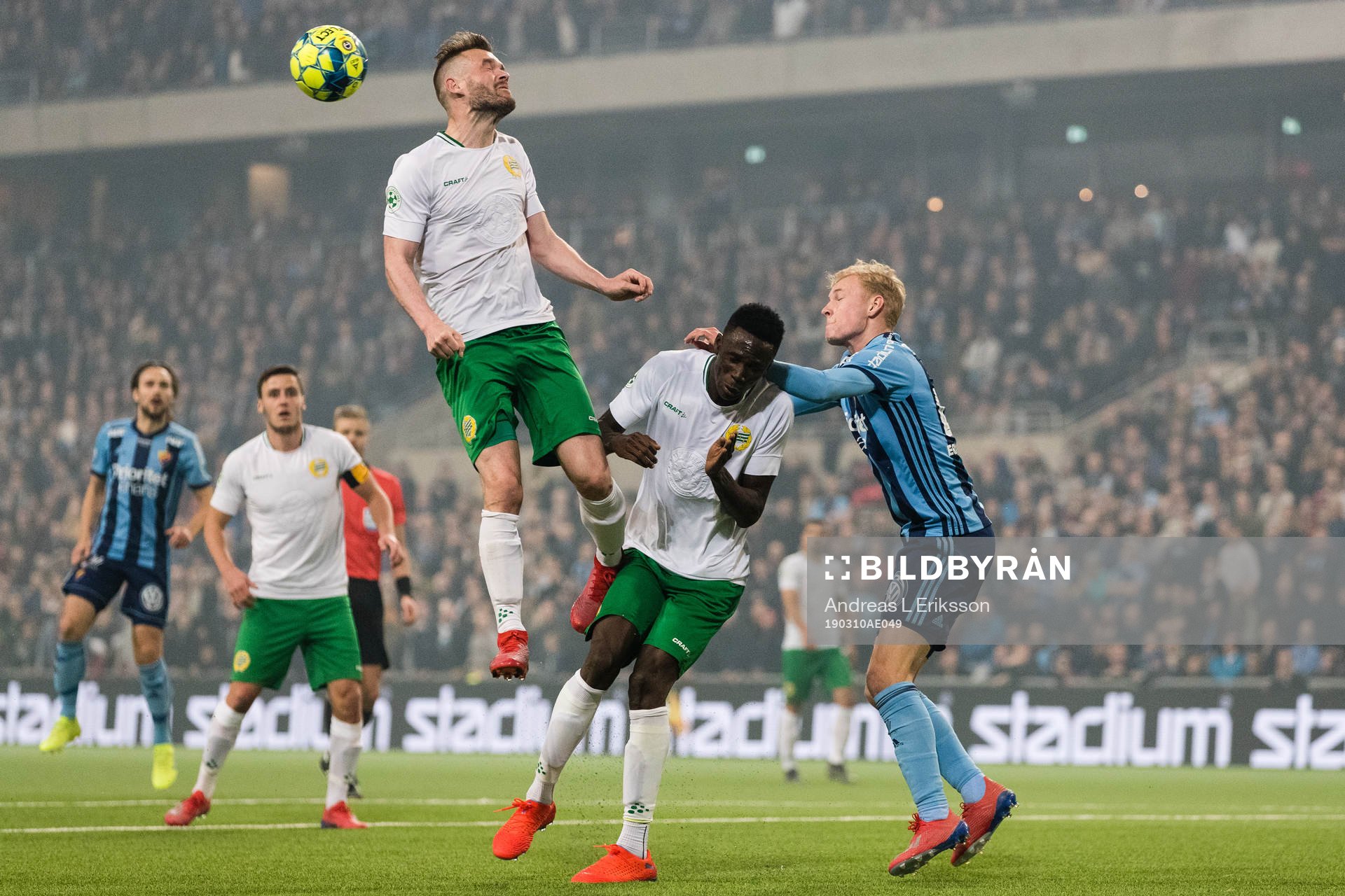 Hammarbys Mads Fenger Nielsen och Kossounou Odilon försvarar sig mot Djurgårdens Adam Bergmark Wiberg under kvartsfinalen i Svenska Cupen mellan Djurgården och Hammarby den 10 mars 2019 i Stockholm.