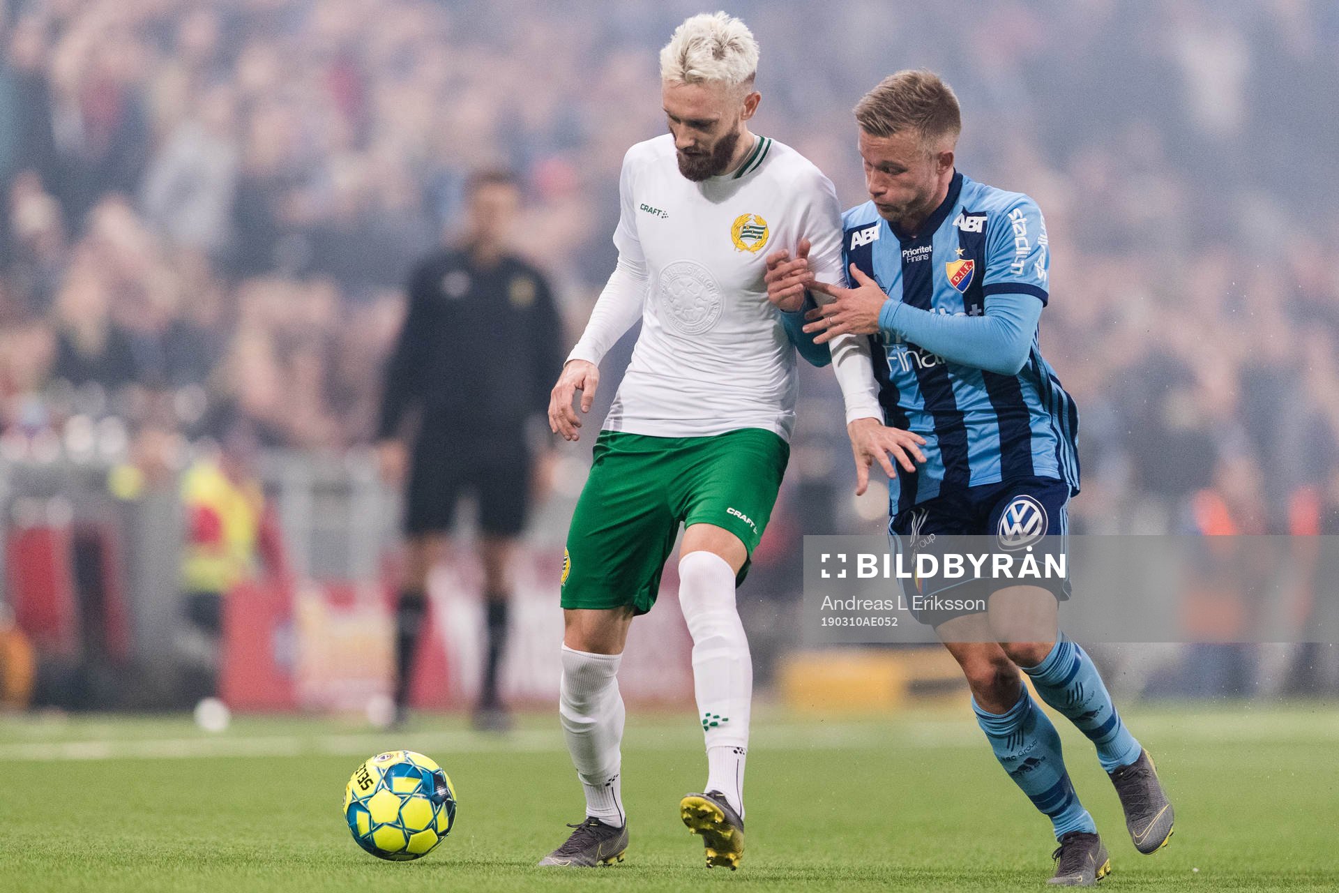 Hammarbys Simon Sandberg i kamp om bollen med Djurgårdens