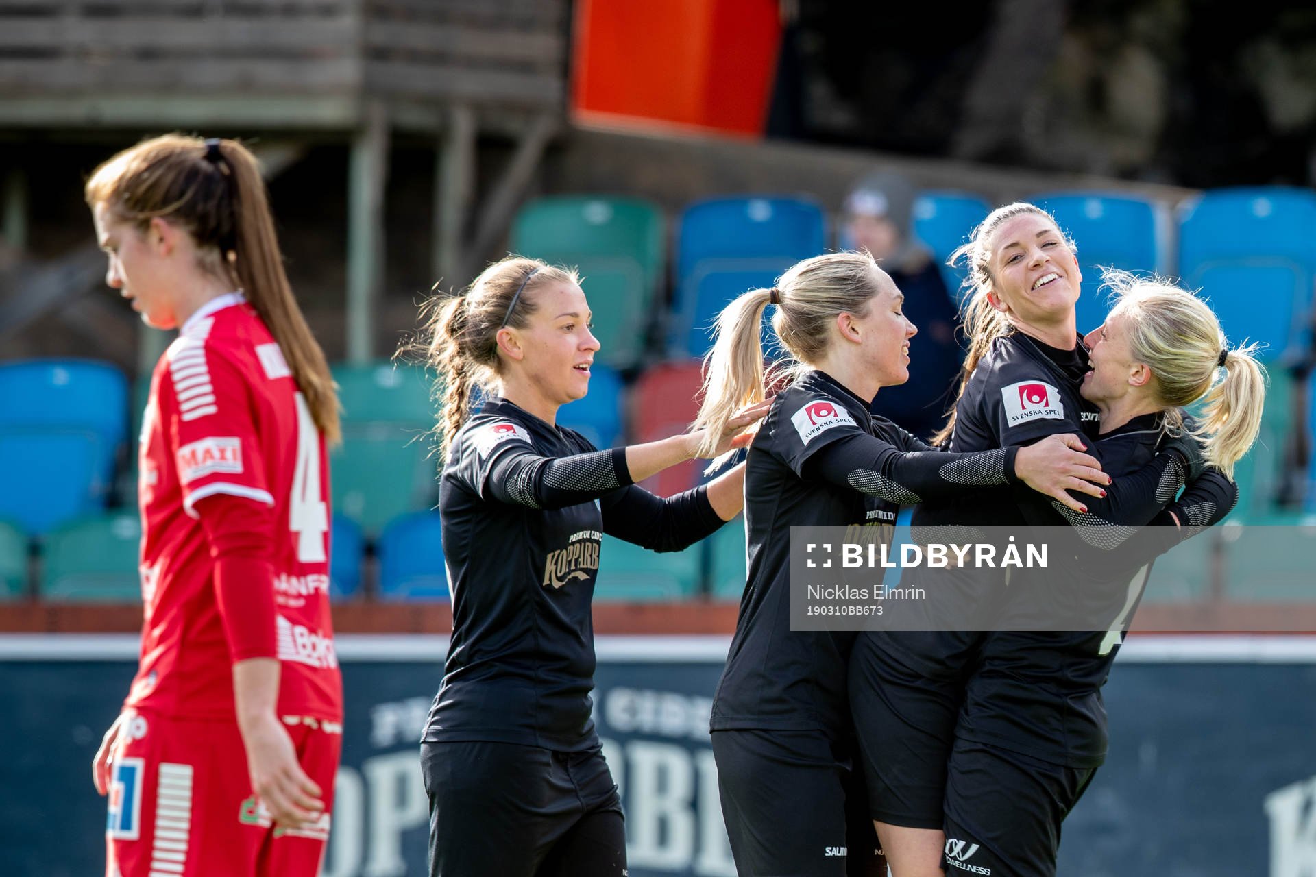 Göteborgs Rebecka Blomqvist jublar efter sitt 2-0 mål tillsammans med Julia Zigiotti Olme , Elin Rubensson och Pauline Hammarlund under fotbollsmatchen i Svenska Cupen mellan Kopparbergs/Göteborg och Linköping den 10 mars 2019 i Göteborg.