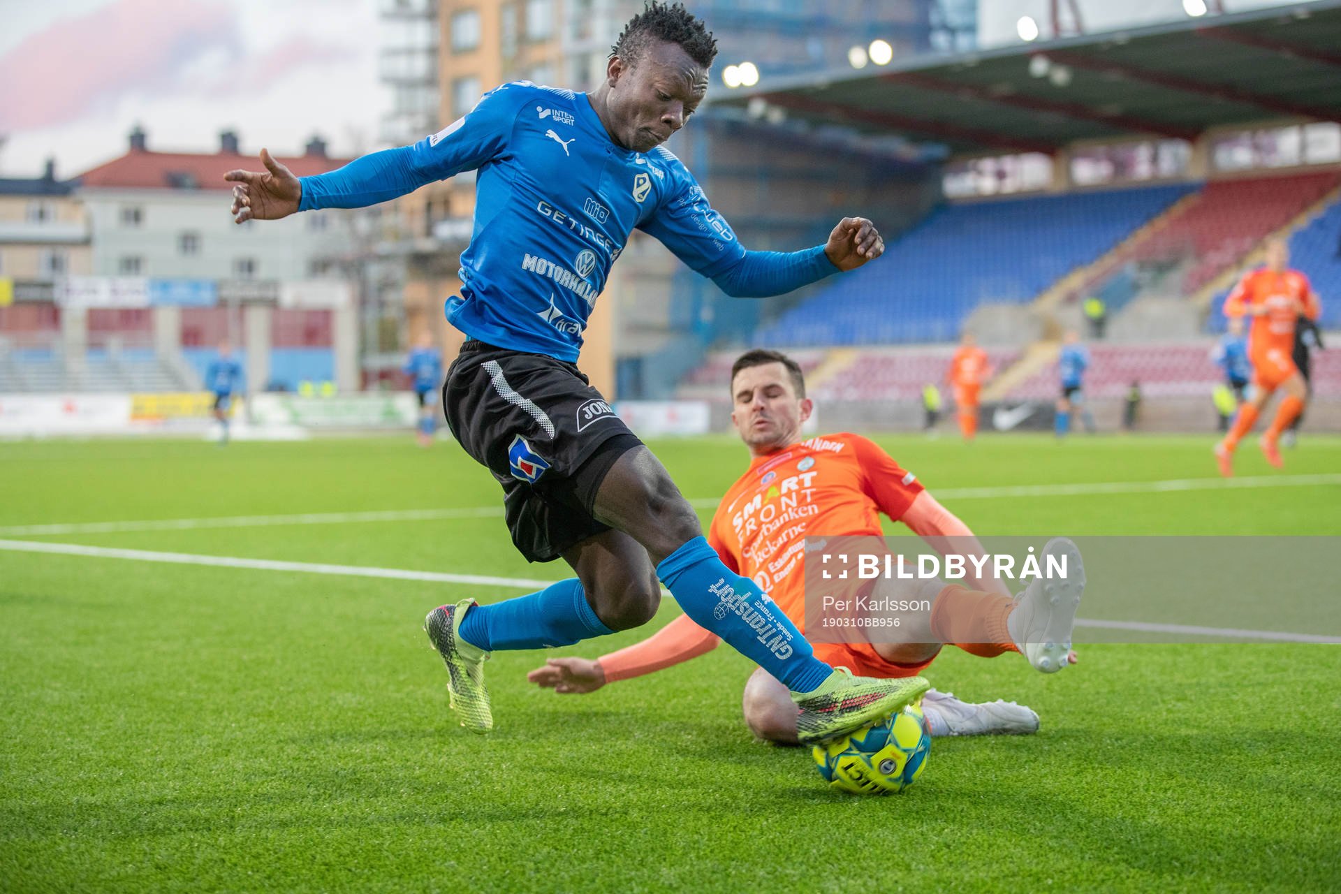 Halmstads Thomas Boakye och AFC Eskilstunas Kadir Hodzic