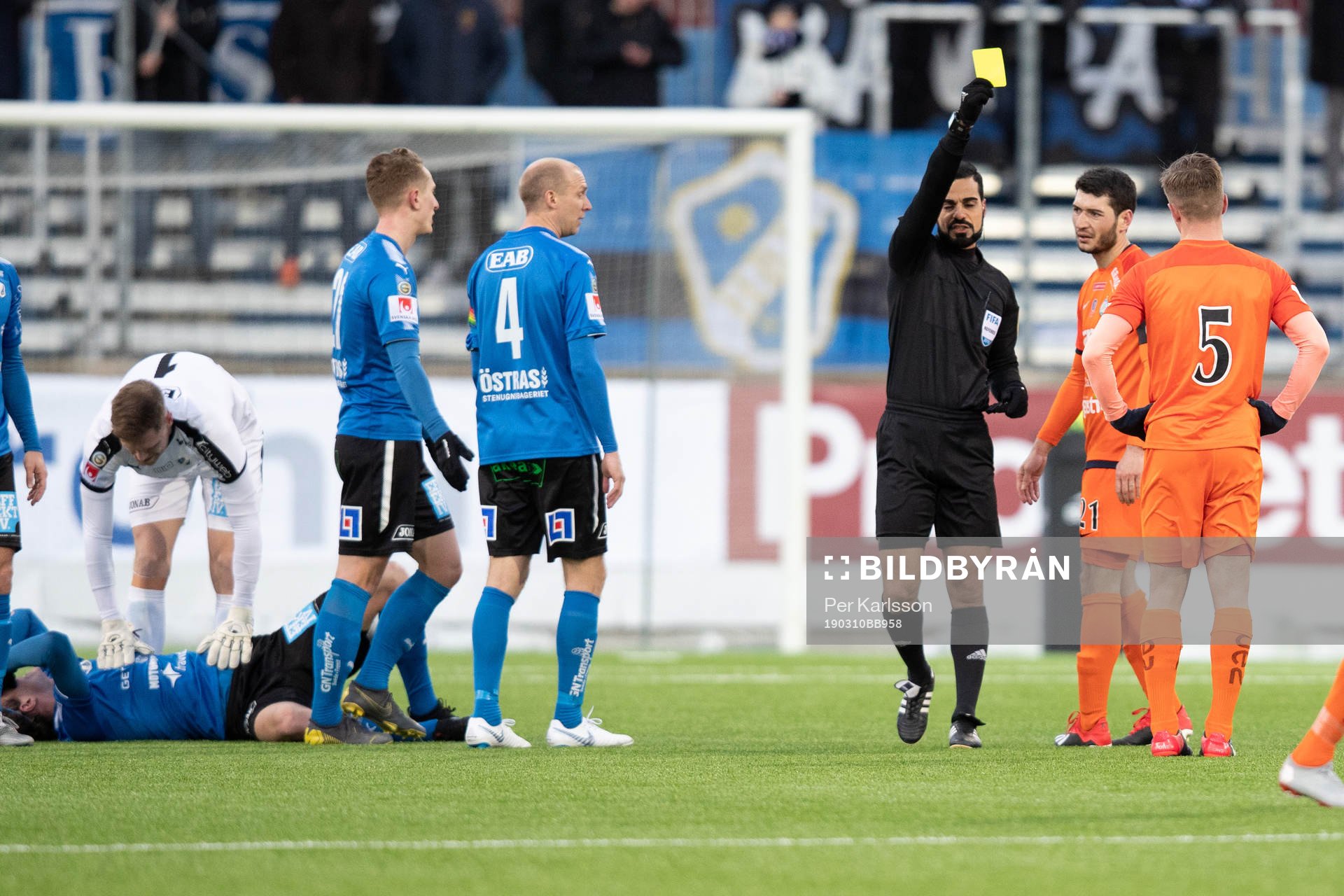 AFC Eskilstunas Gustav Jarl tilldelas gult kort av domare