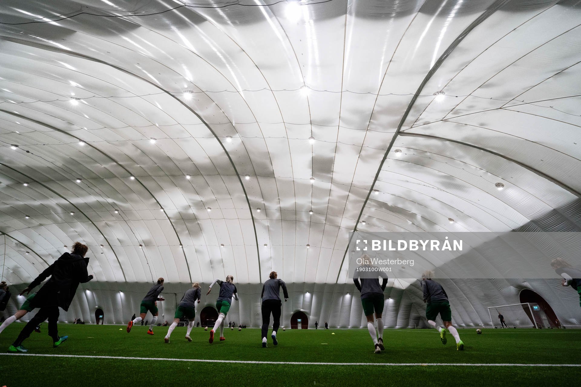 Hammarbys damer värmer upp före fotbollsmatchen i Svenska