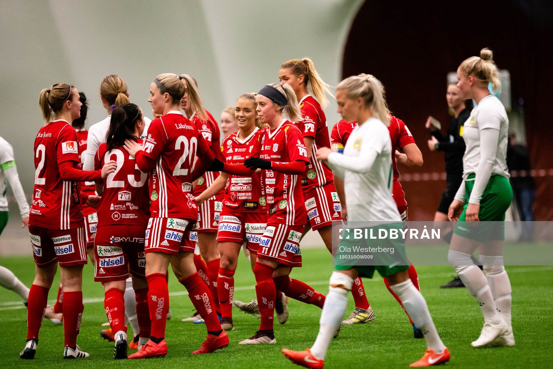Piteås damer jublar efter 3-0 under fotbollsmatchen i Svenska Cupen mellan Piteå och Hammarby den 10 mars 2019 i Piteå.