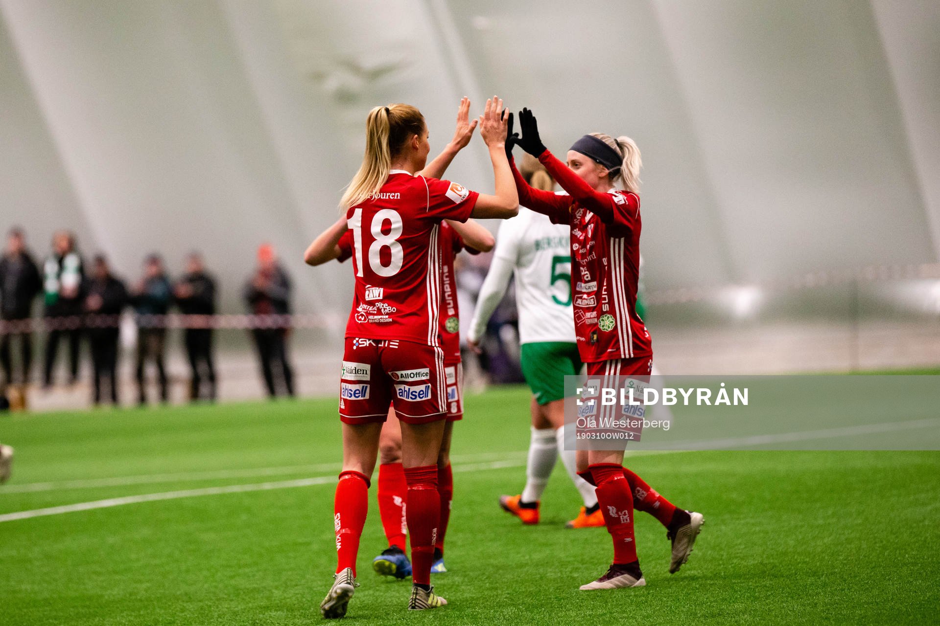 Piteås Nina Jakobsson och Cecilia Edlund jublar
