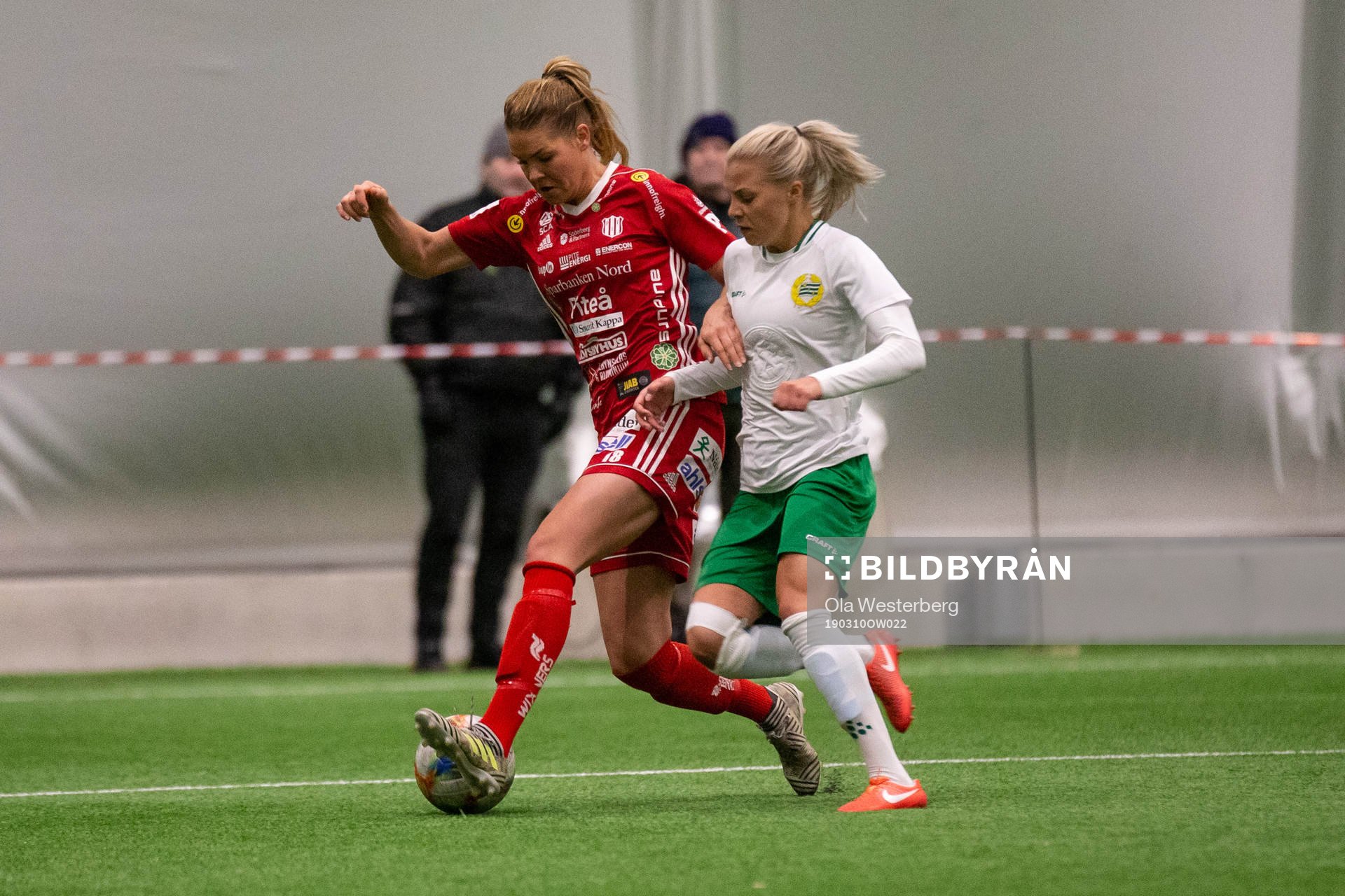 Piteås Nina Jakobsson i närkamp med Hammarbys Lotta Ökvist under fotbollsmatchen i Svenska Cupen mellan Piteå och Hammarby den 10 mars 2019 i Piteå.