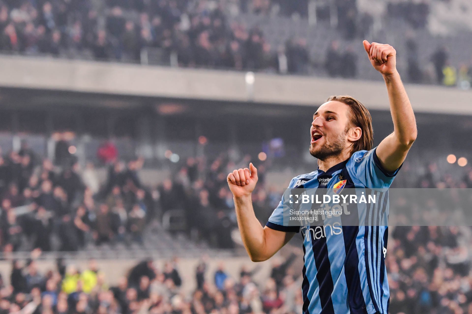 Djurgårdens Kevin Walker jublar mot supportrar