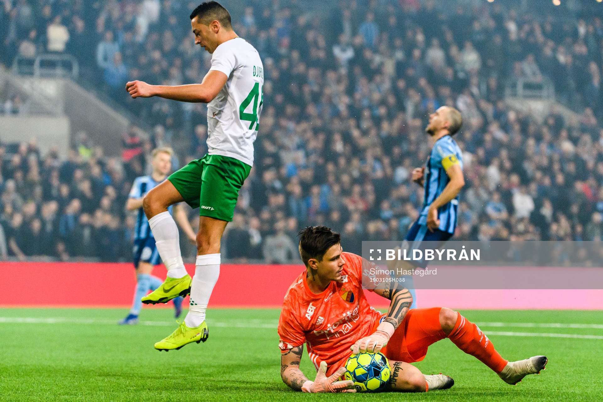 Hammarbys Nikola Djurdjic och Djurgårdens målvakt Per