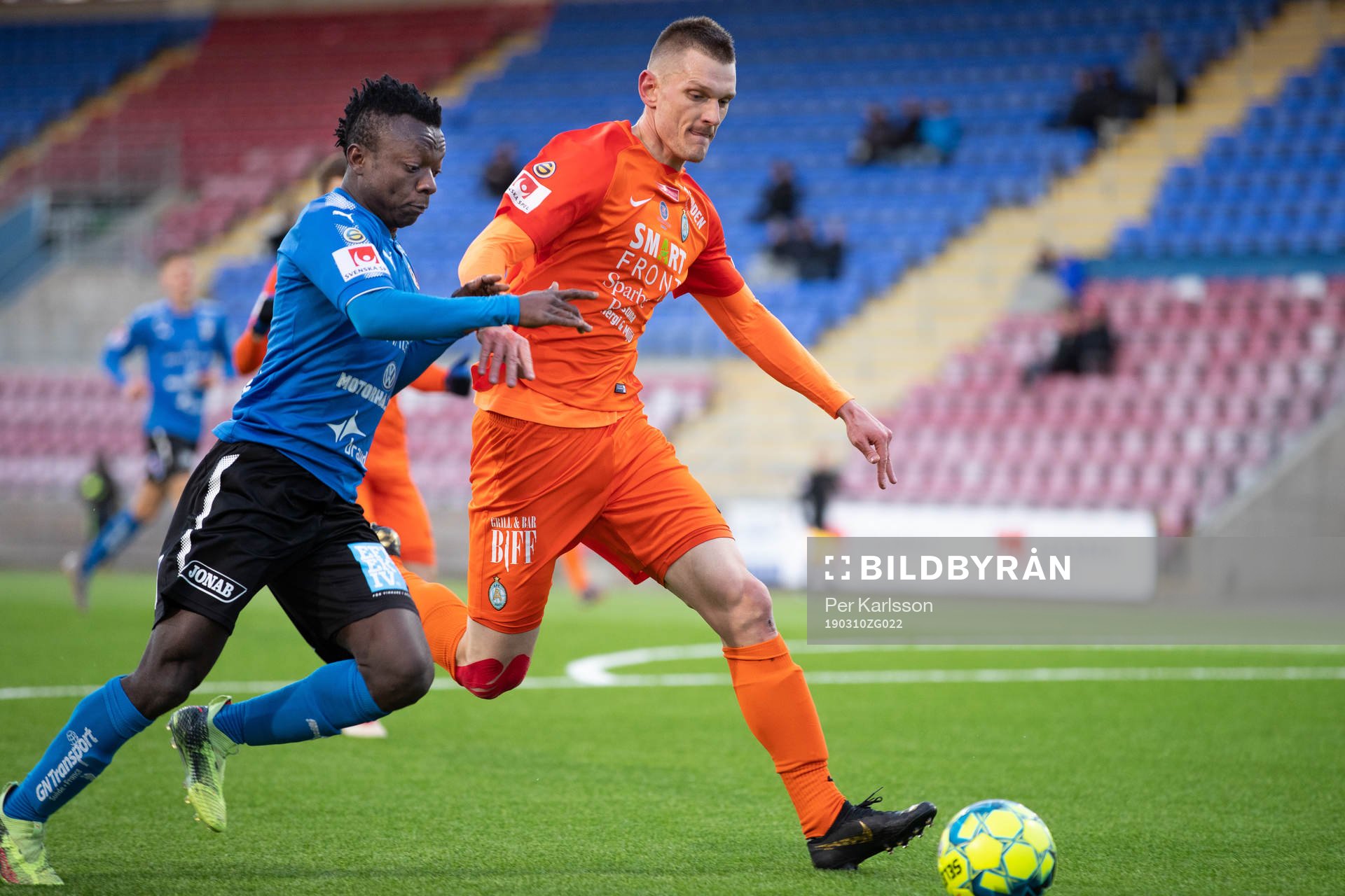 Halmstads Sadat Karim och AFC Eskilstunas Artem Rakhmanov