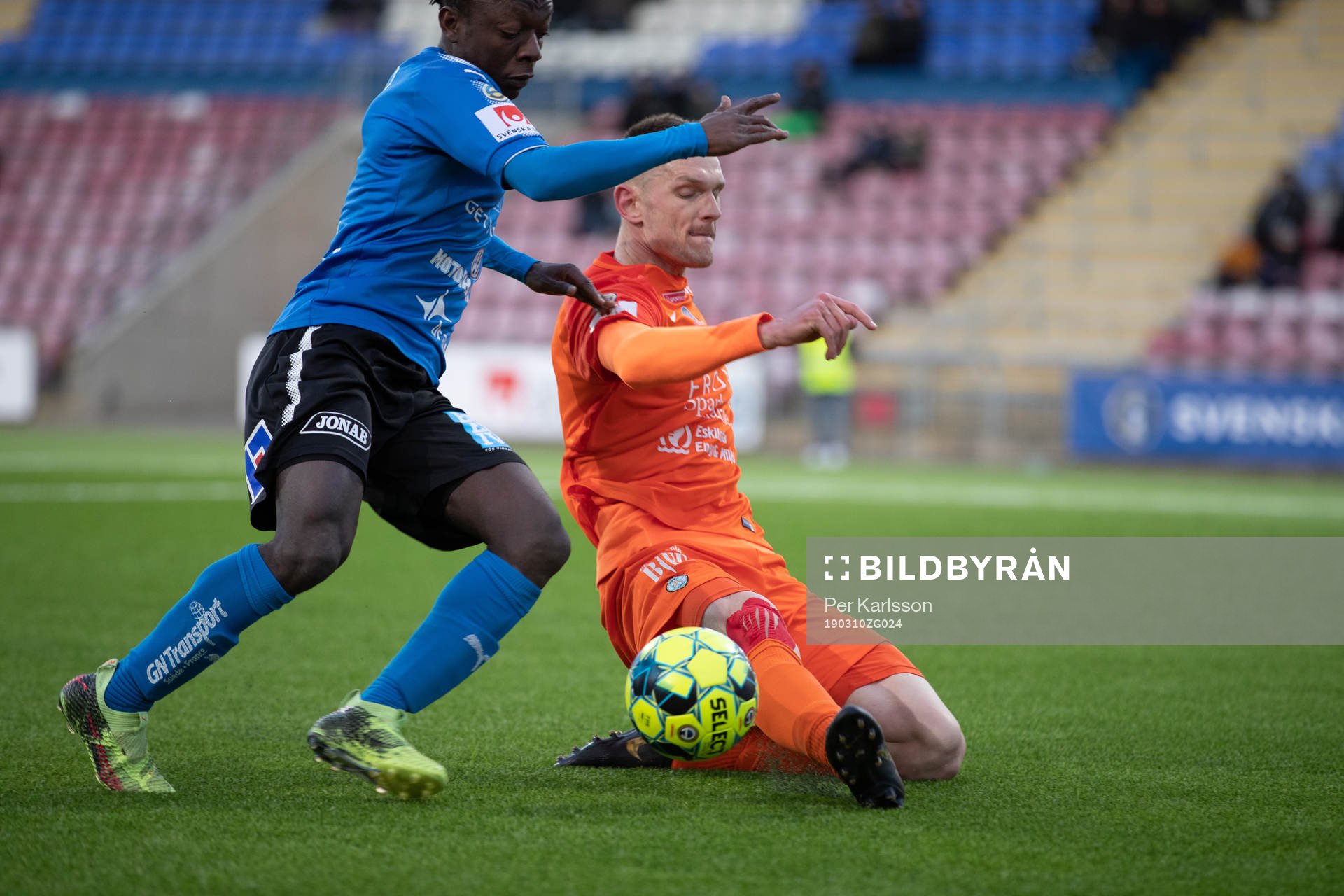 Halmstads Sadat Karim och AFC Eskilstunas Artem Rakhmanov