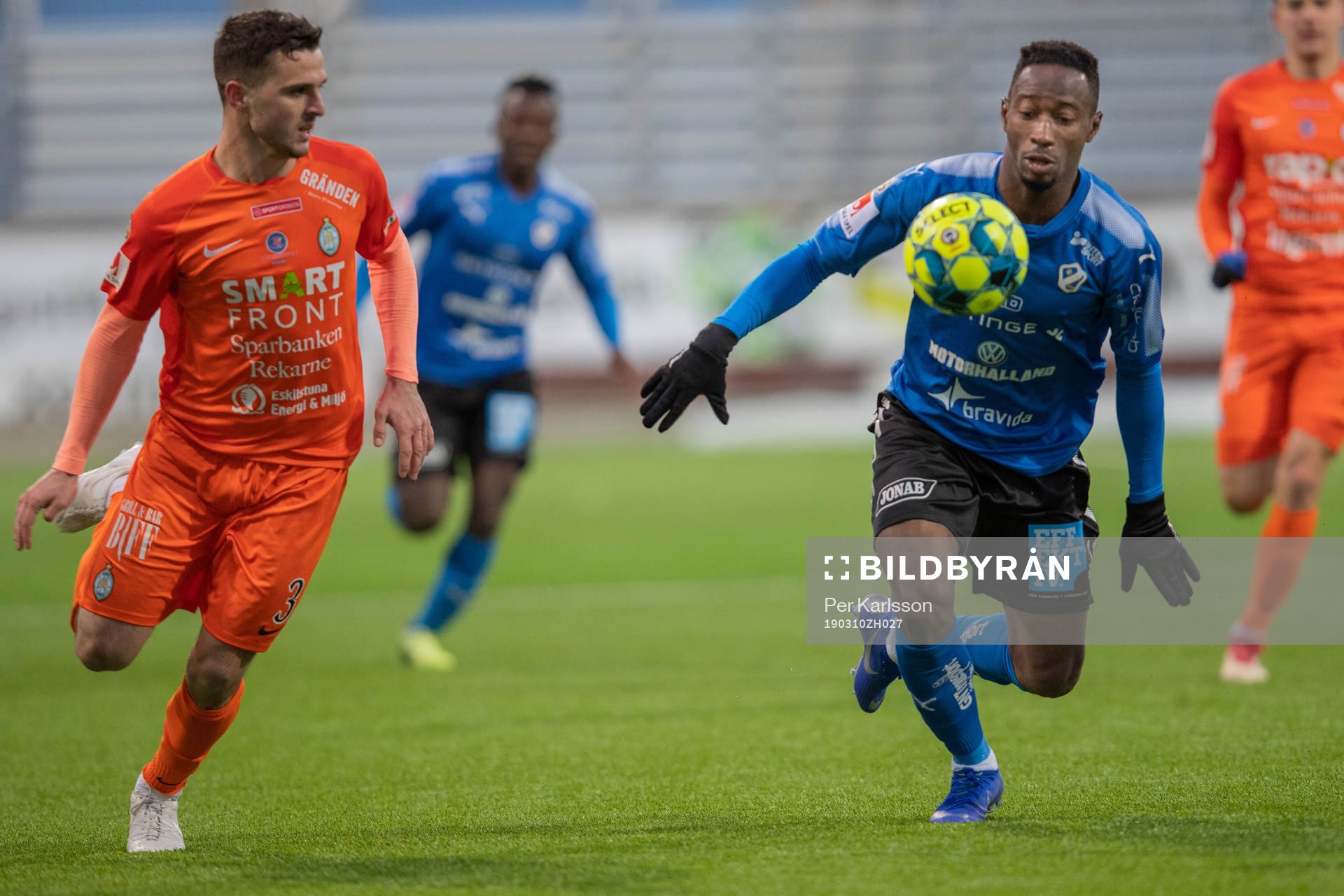 Halmstads Sadat Karim och AFC Eskilstunas Kadir Hodzic
