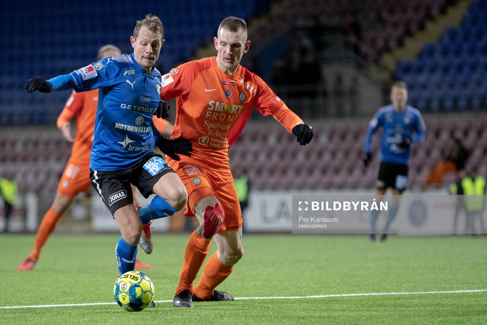 Halmstads Joel Allansson och AFC Eskilstunas Artem Rakhmanov