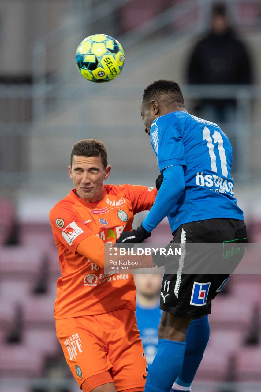 AFC Eskilstunas Adnan Kojic och Halmstads Sadat Karim