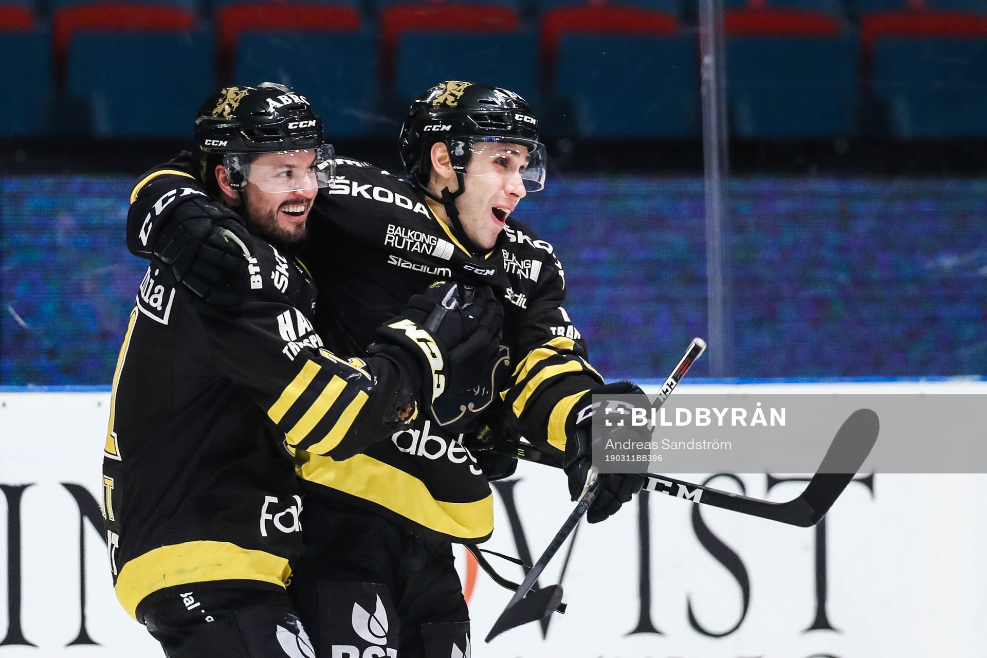 s Alexander Deilert och Garry Nunn jublar