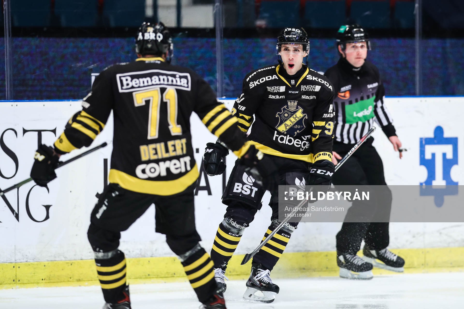 s Alexander Deilert och Garry Nunn jublar