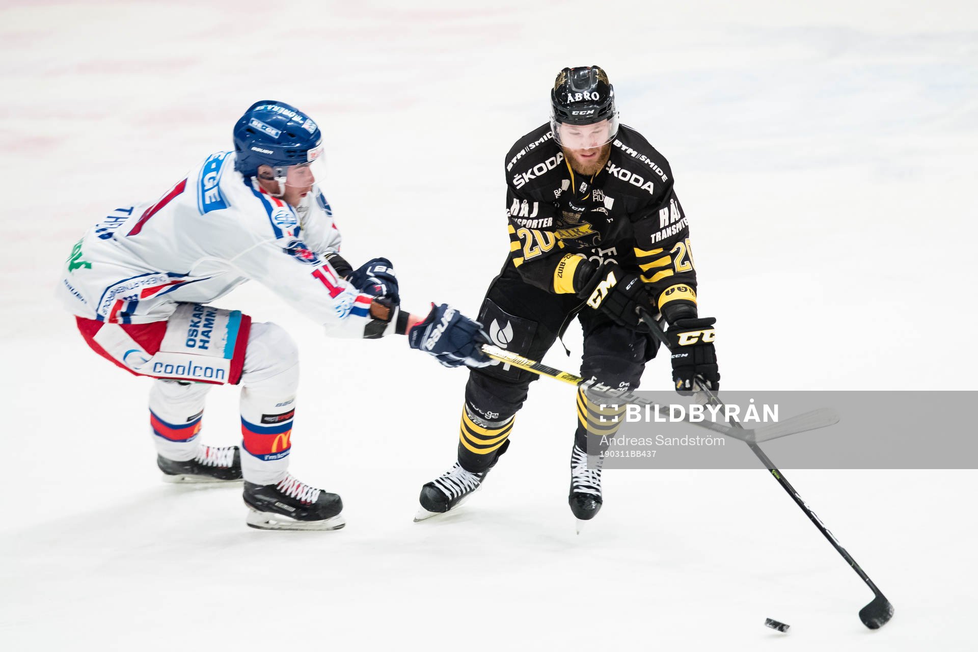s Sam Marklund i kamp om pucken med Oskarshamns Joakim