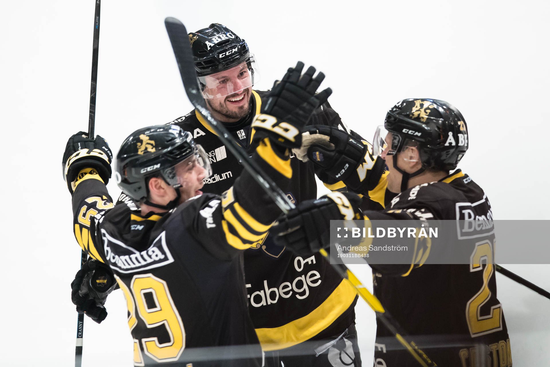 s Eric Castonguay (h) gör 5-0 och gratuleras av Justin