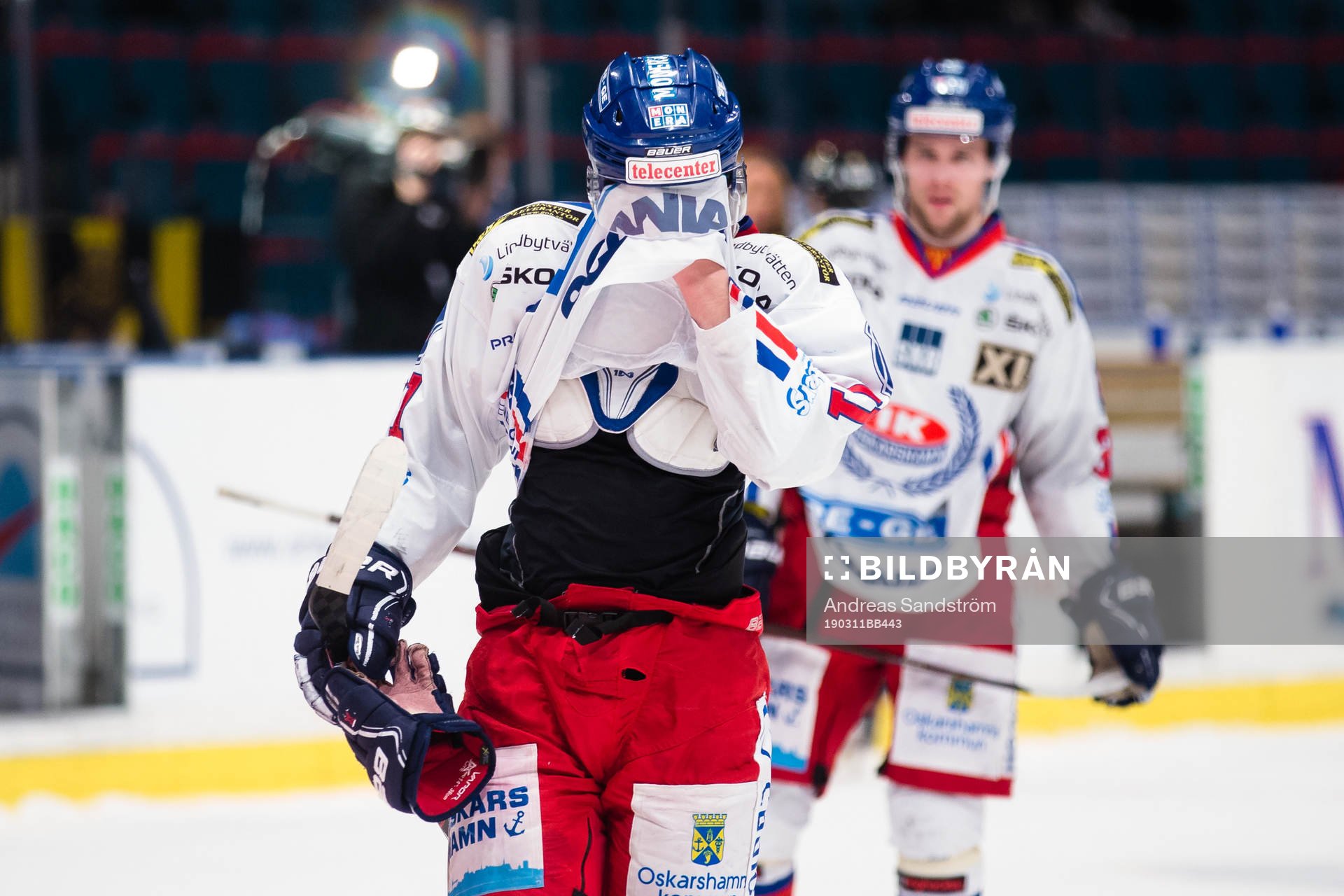 Oskarshamns Filip Sveningsson (närmast i bild) deppar med