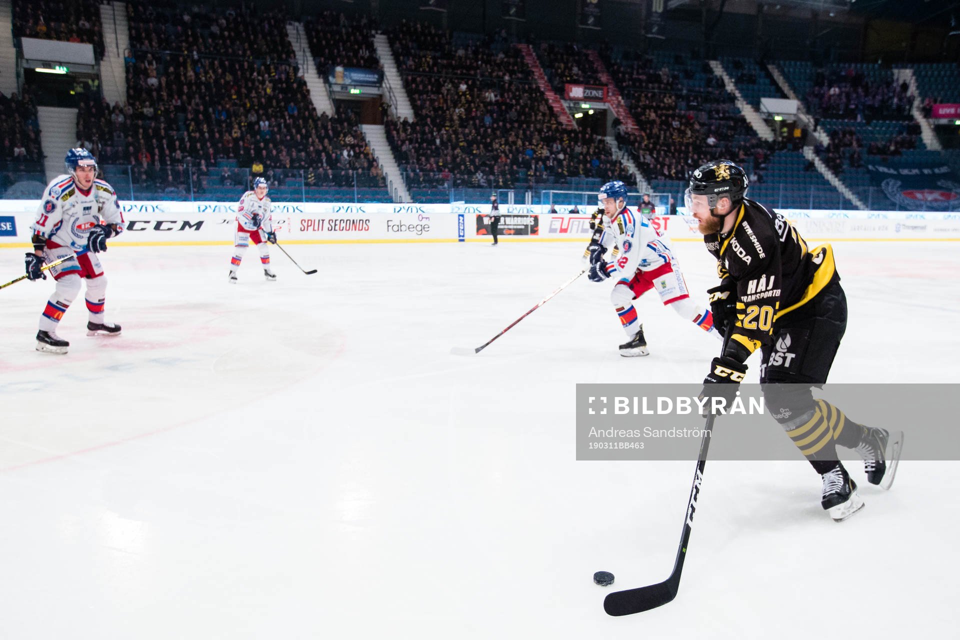 s Sam Marklund med puck