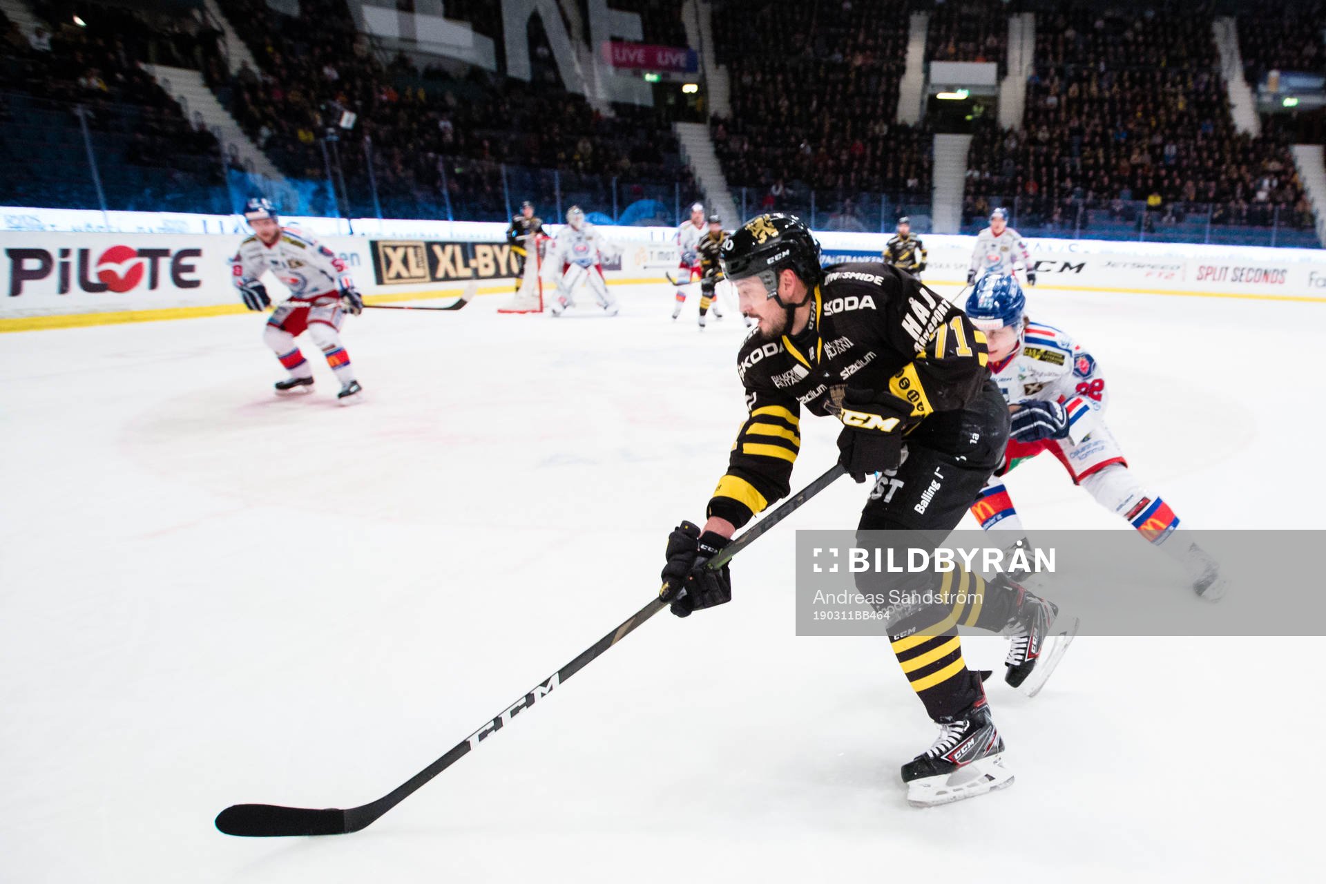 s Alexander Deilert med puck