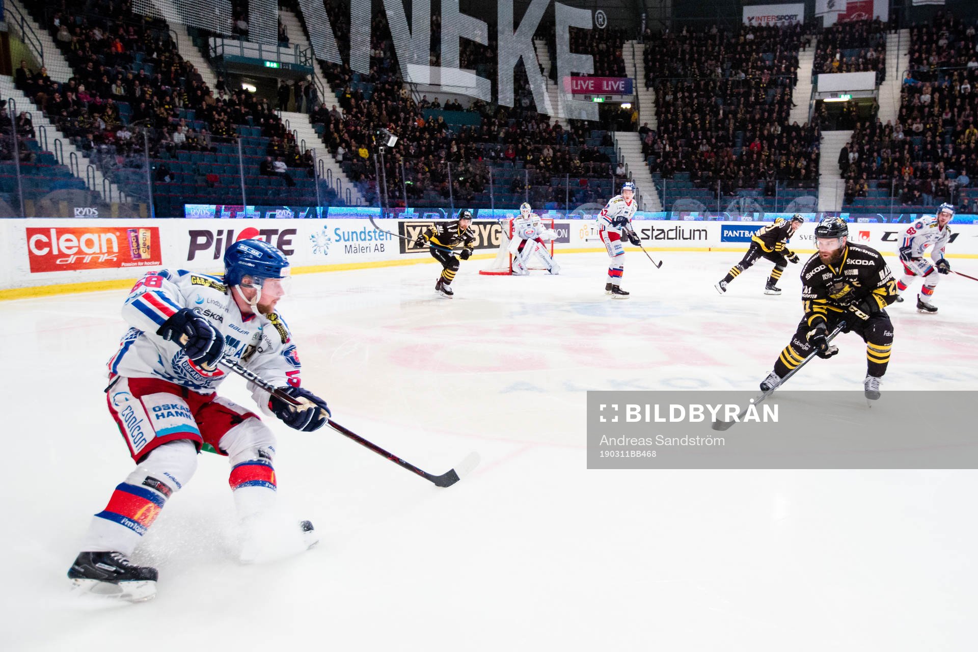 Oskarshamns Oskar Nilsson med puck