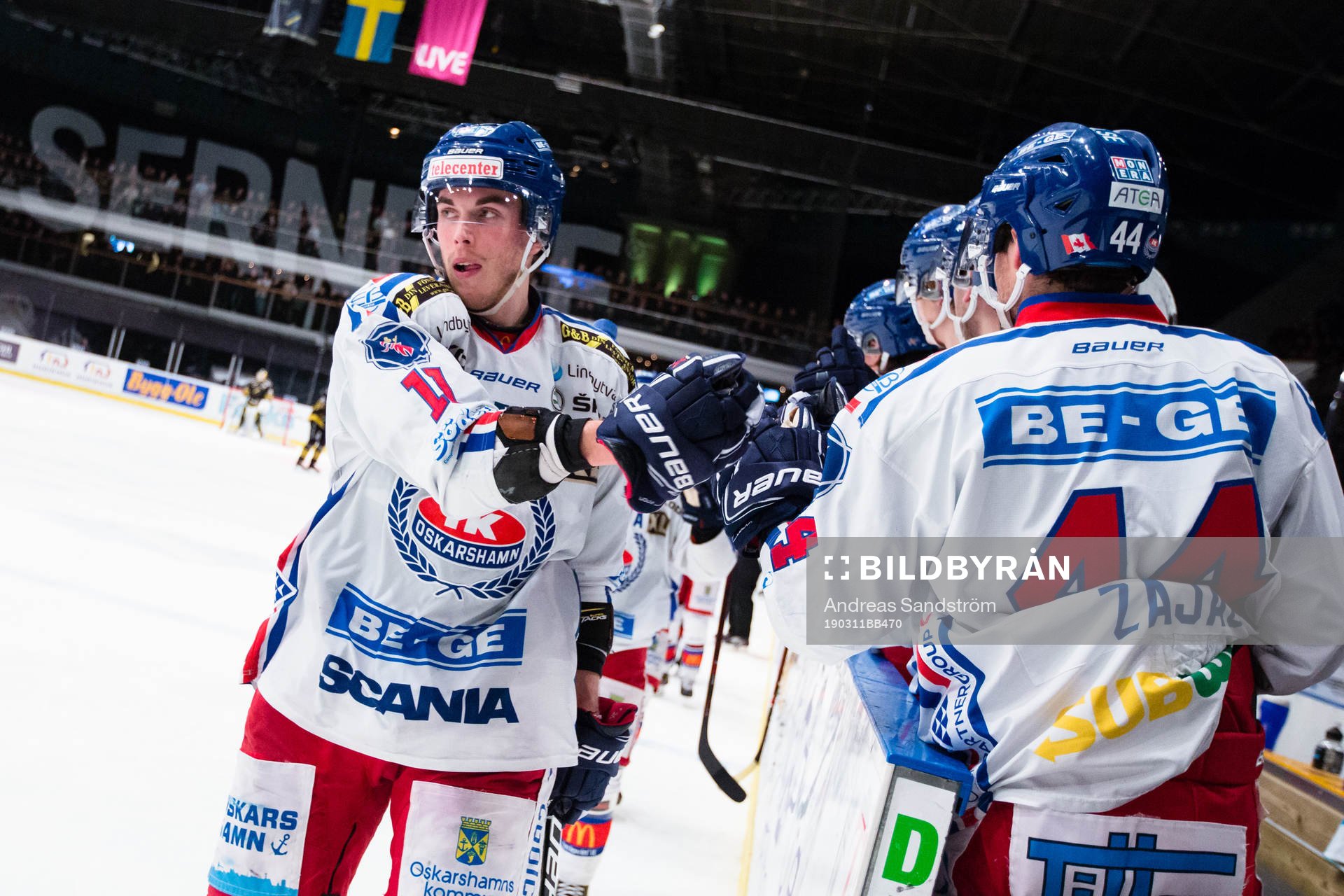 Oskarshamns Joakim Thelin reducerar till 5-1 och firar med
