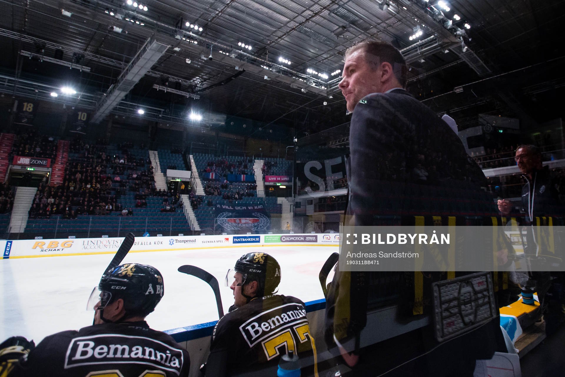 s tränare Tomas Mitell följer spelet